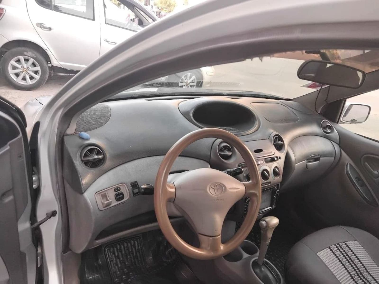 2001 Toyota Platz — photo 3