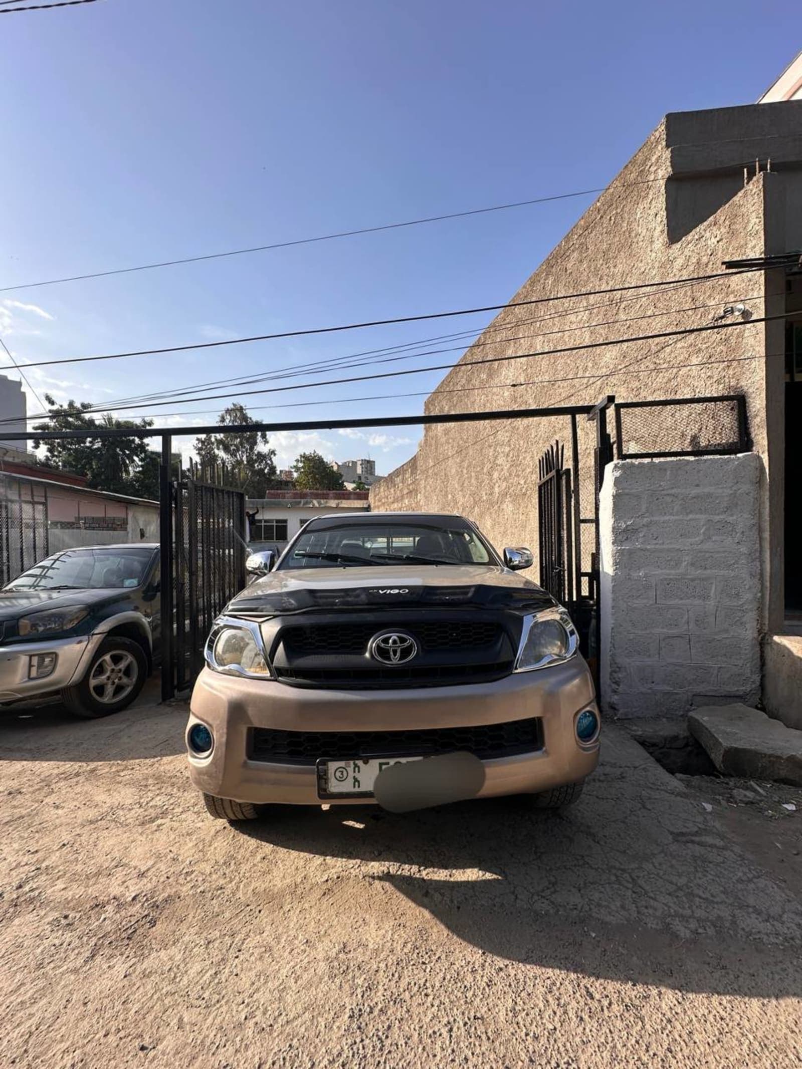 2010 Toyota Hilux — photo 1