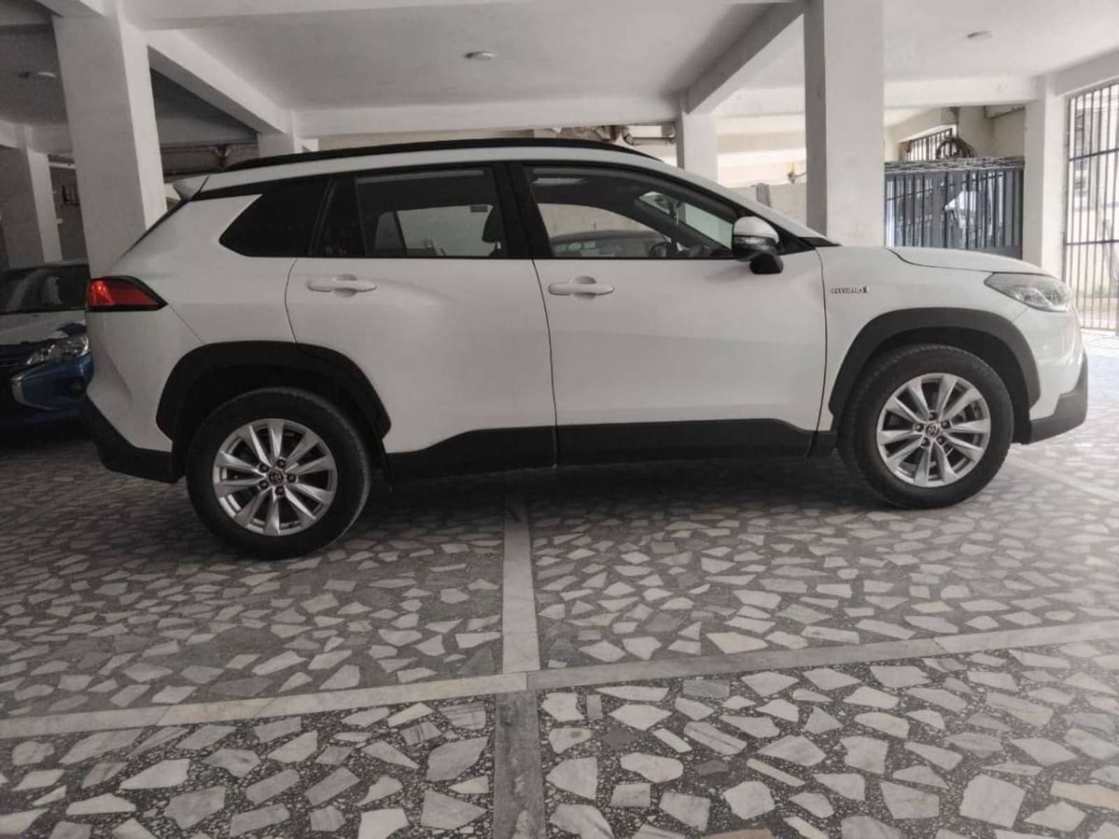 2023 Toyota Corolla Cross Hybrid — photo 2