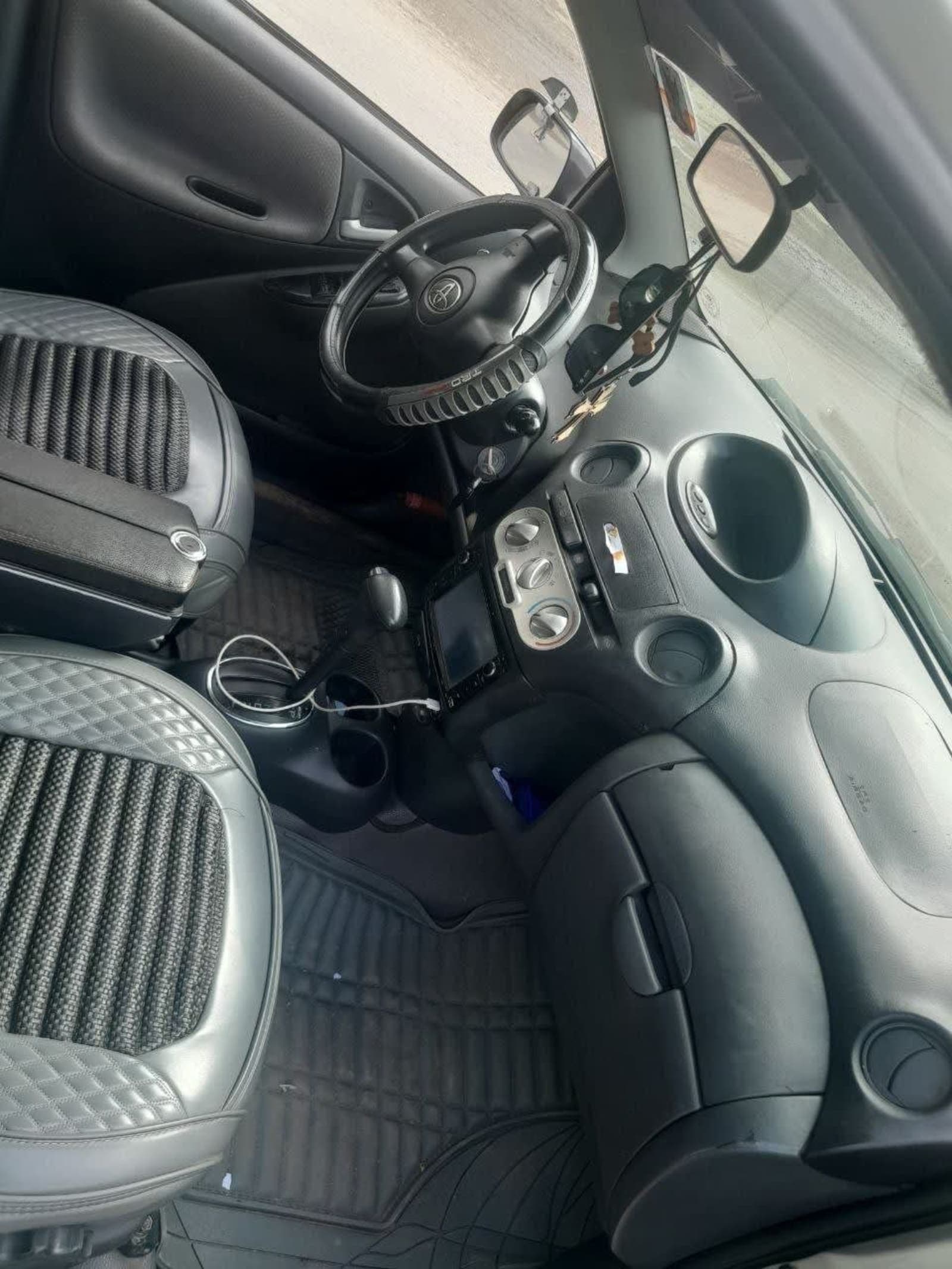 2004 Toyota Vitz — photo 2