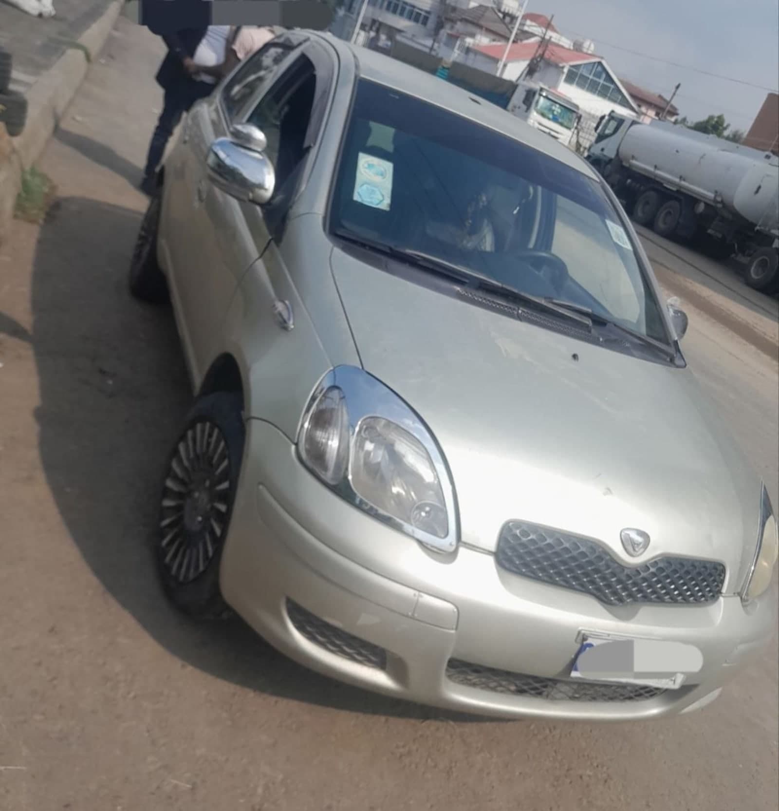 2004 Toyota Vitz — photo 4