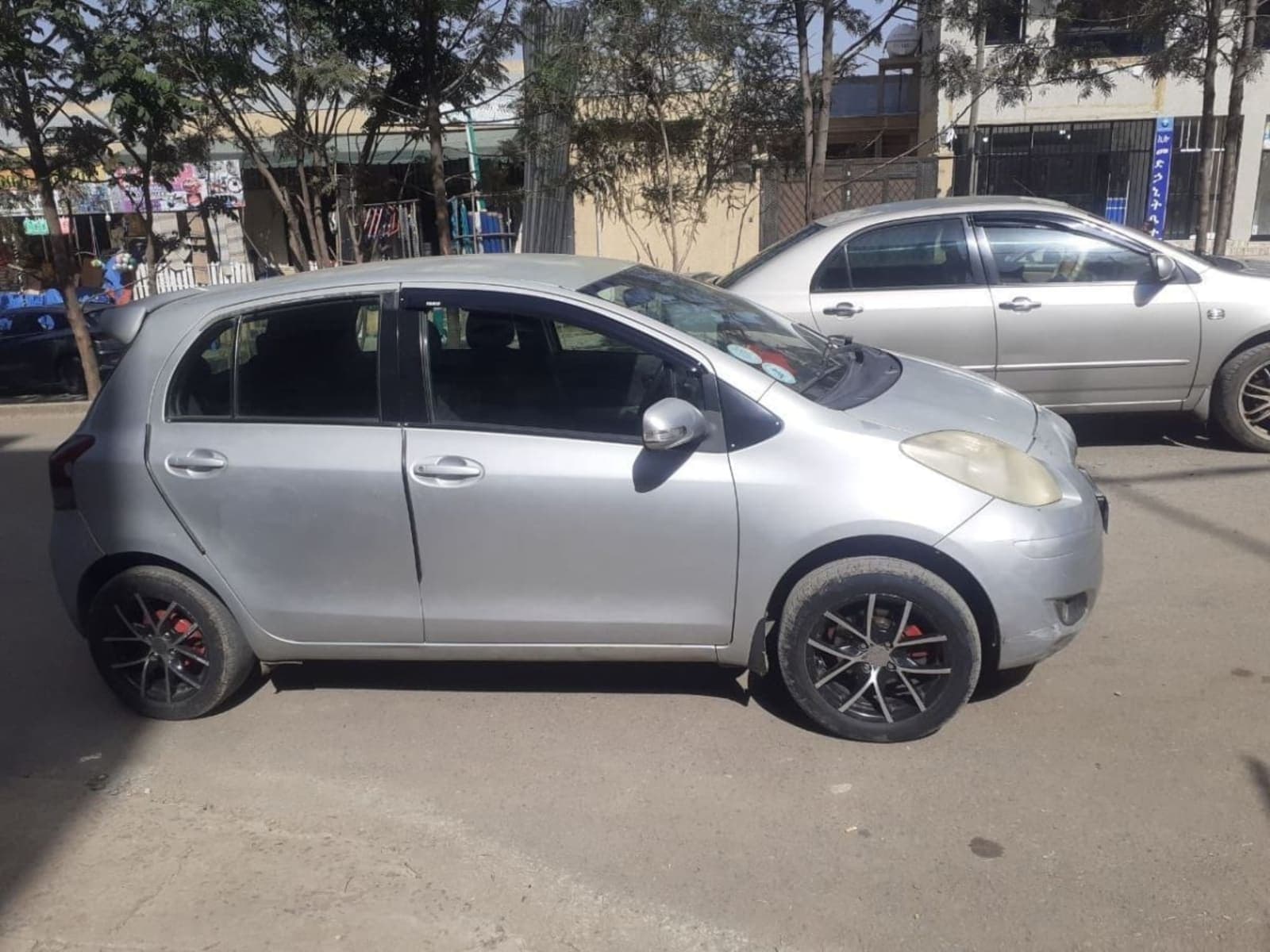 2010 Toyota Yaris Compact — photo 2
