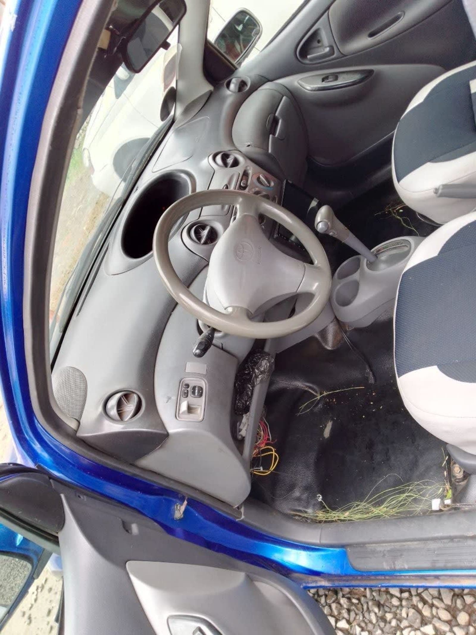 2001 Toyota Vitz — photo 4