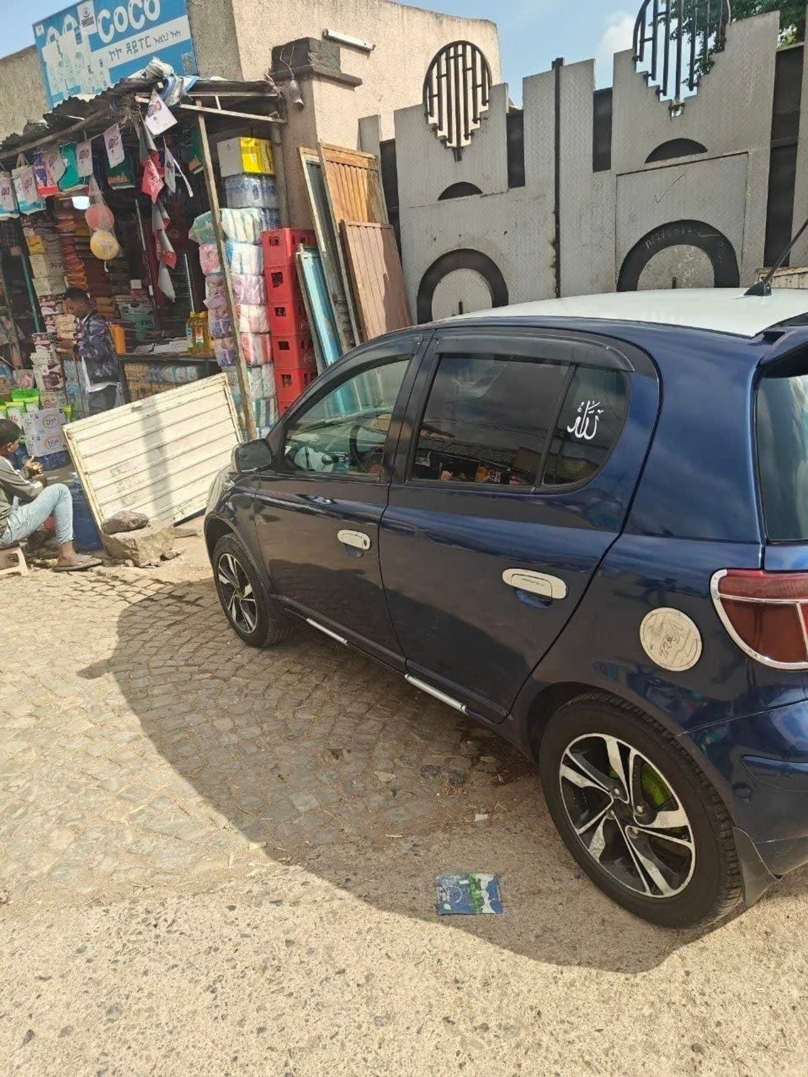 2004 toyota vitz — photo 2