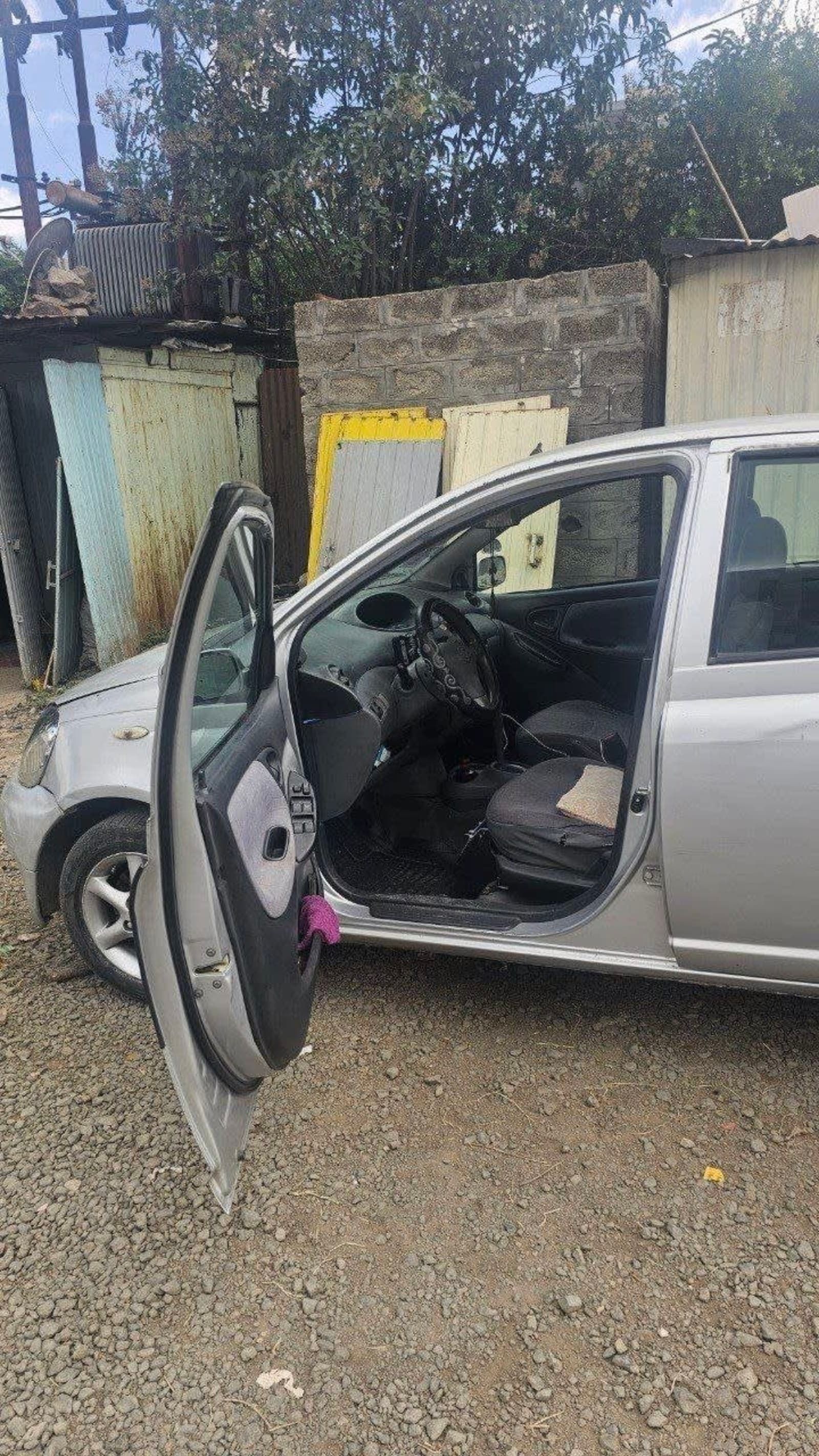 2001 Toyota Vitz — photo 7