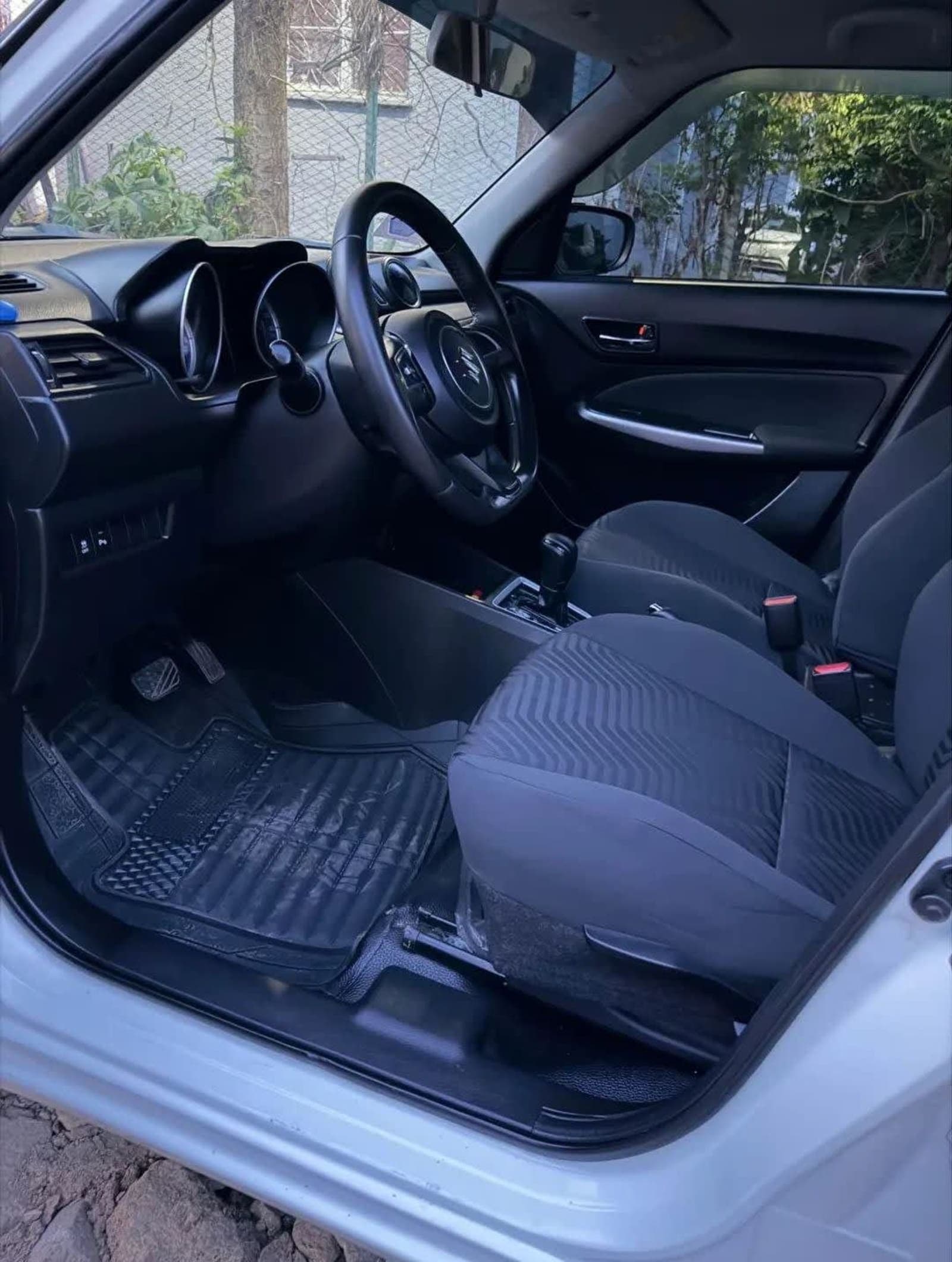 2022 Suzuki Swift — photo 2