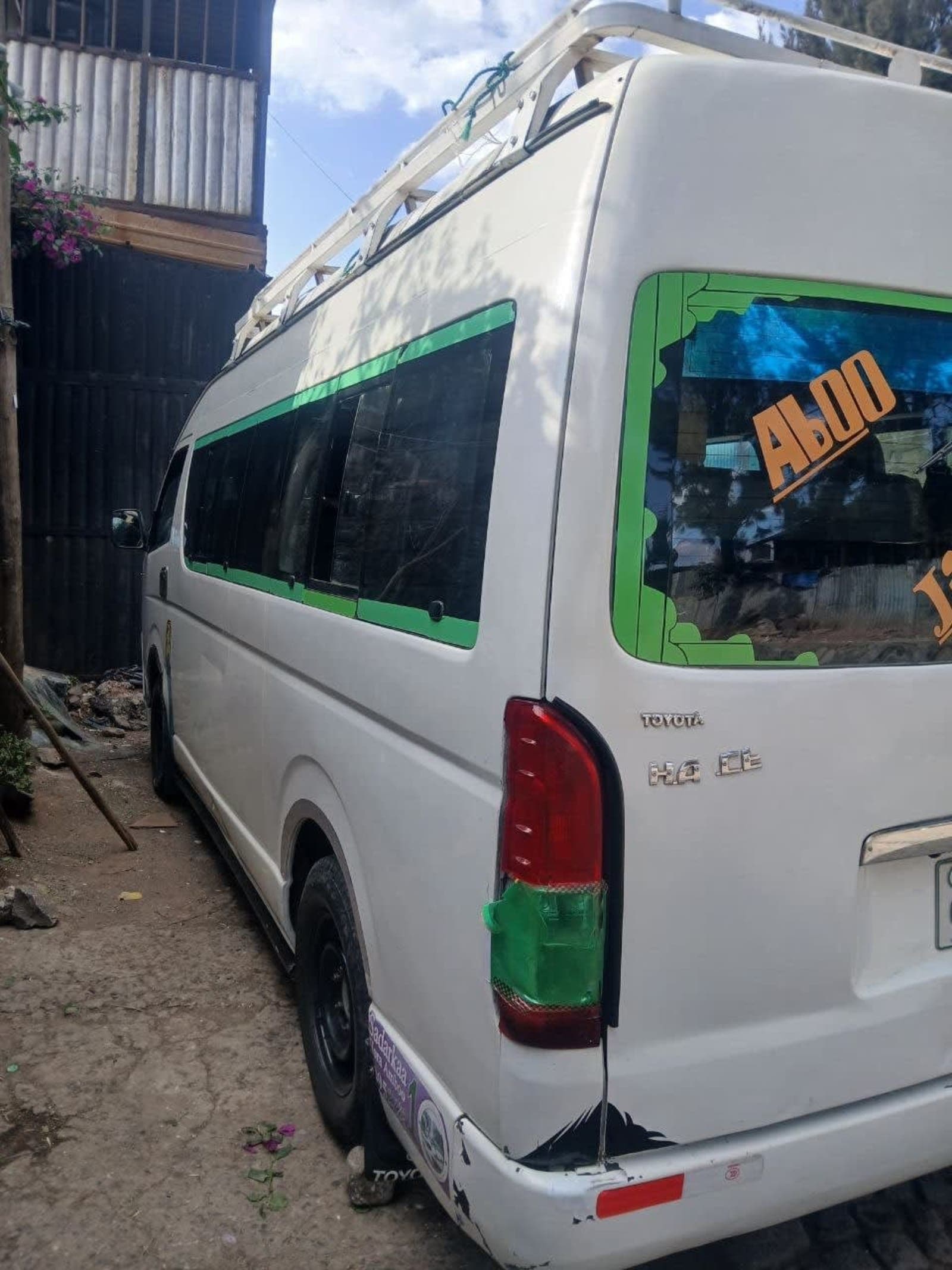 2012 Toyota Hiroof — photo 4