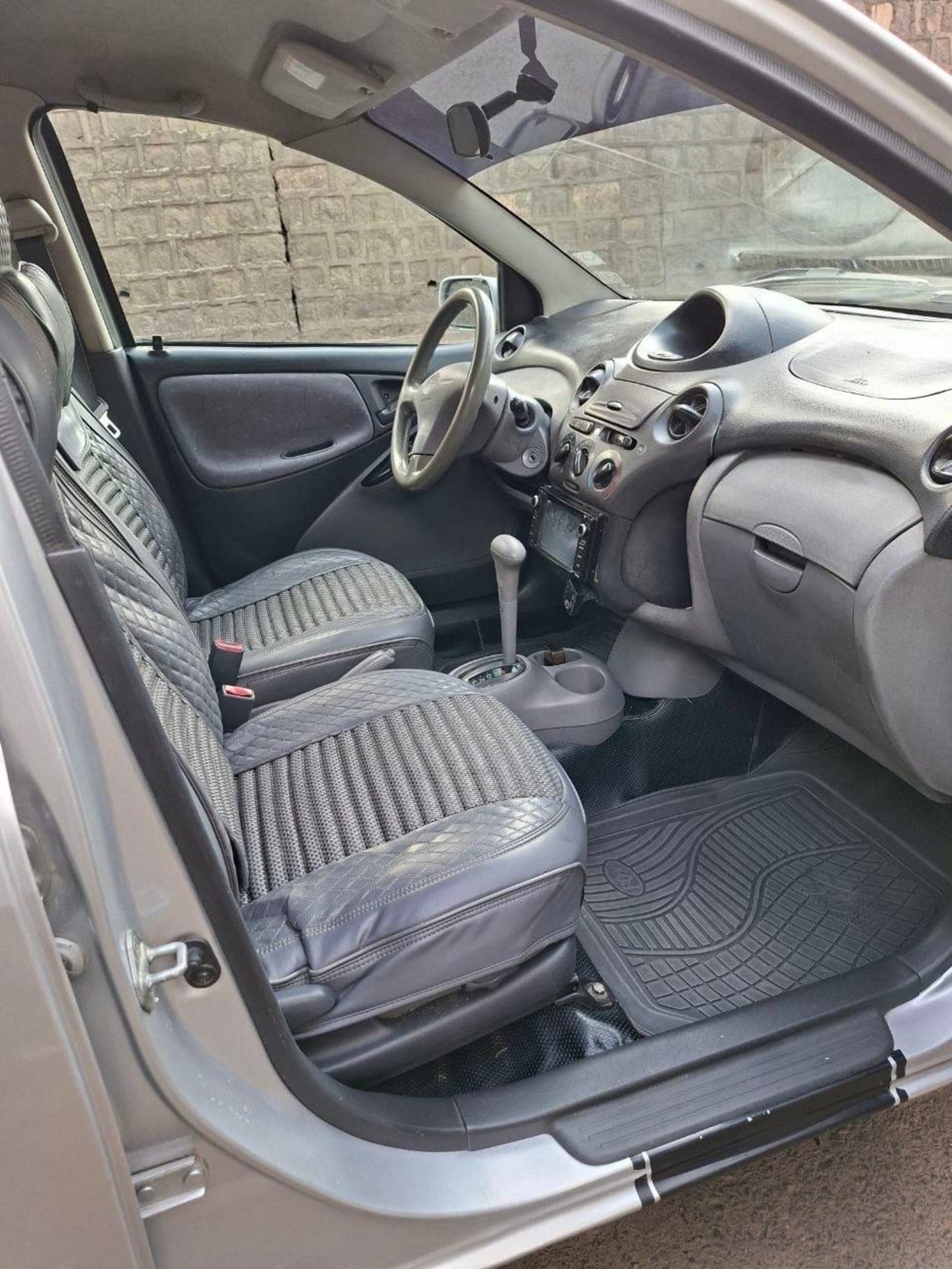 2001 Toyota Vitz — photo 2