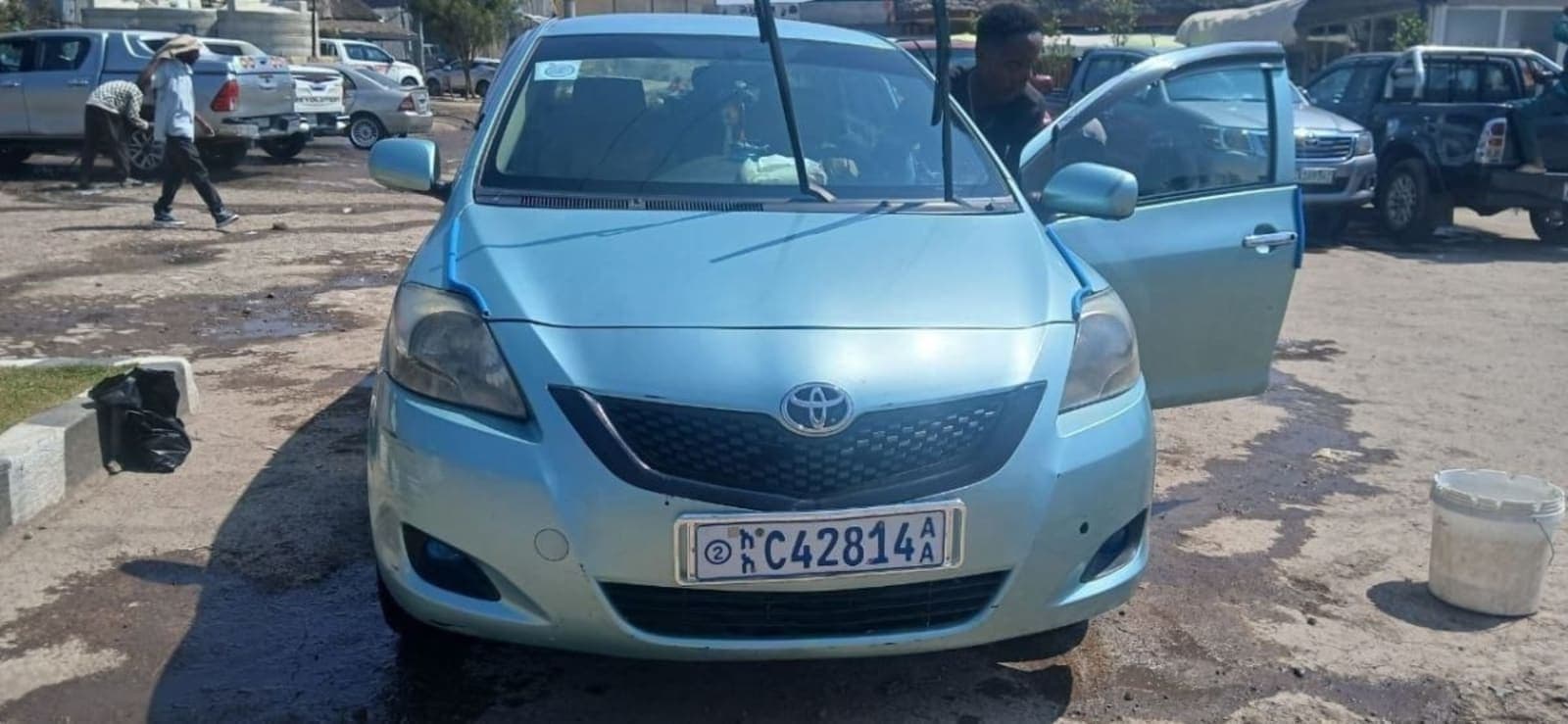 2011 Toyota Yaris sedan — photo 3