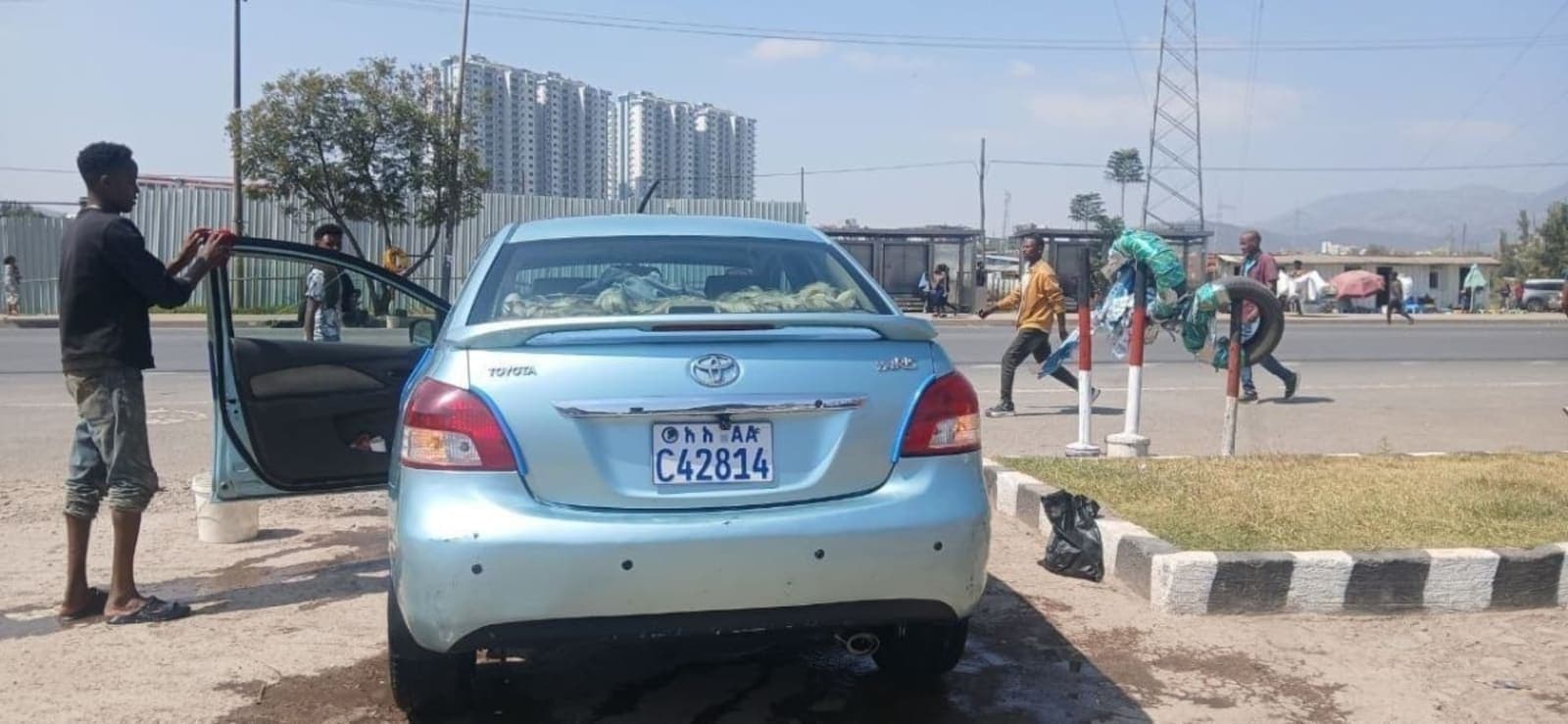 2011 Toyota Yaris sedan — photo 4