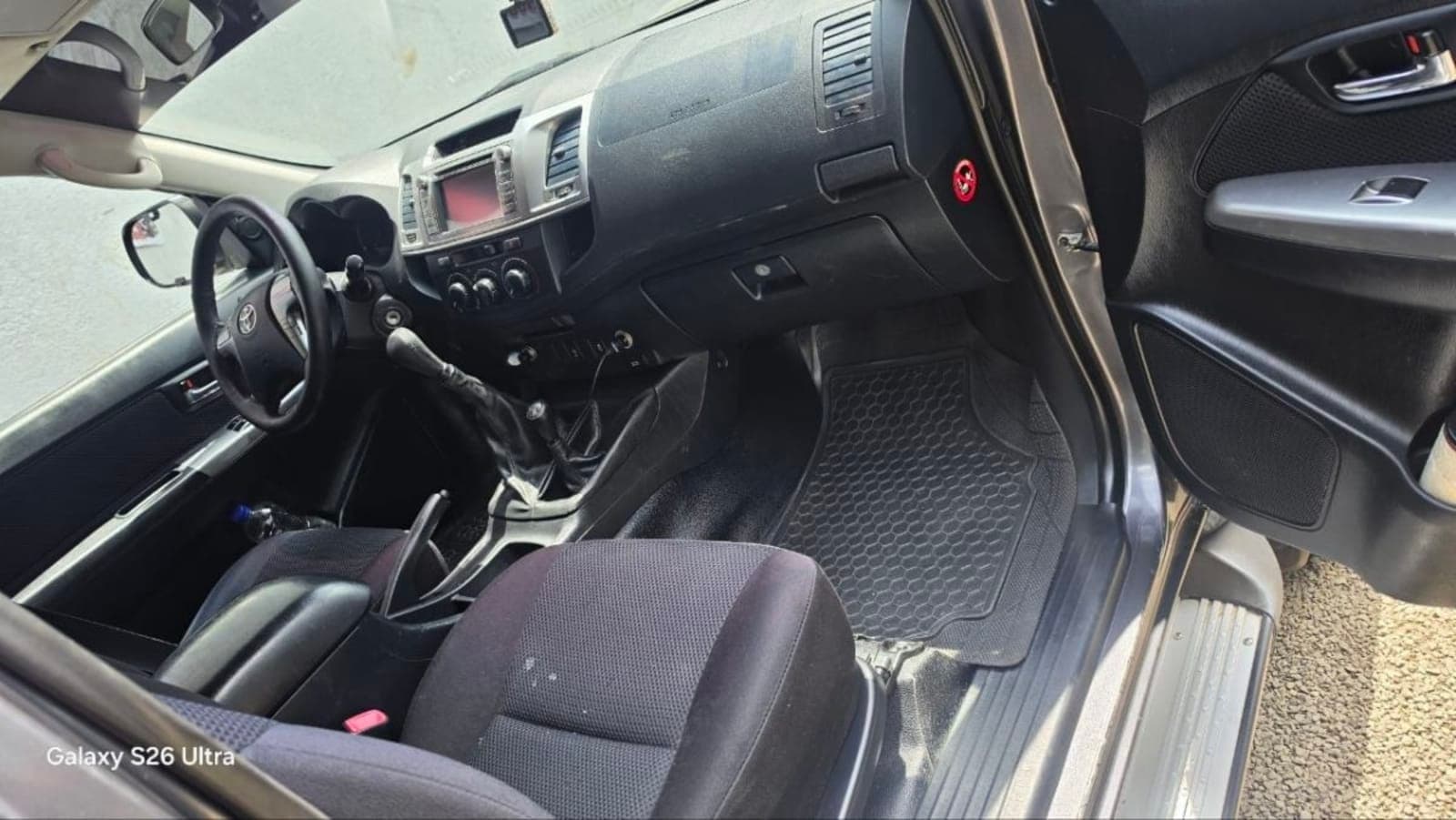 2015 TOYOTA HILUX king-cab — photo 5
