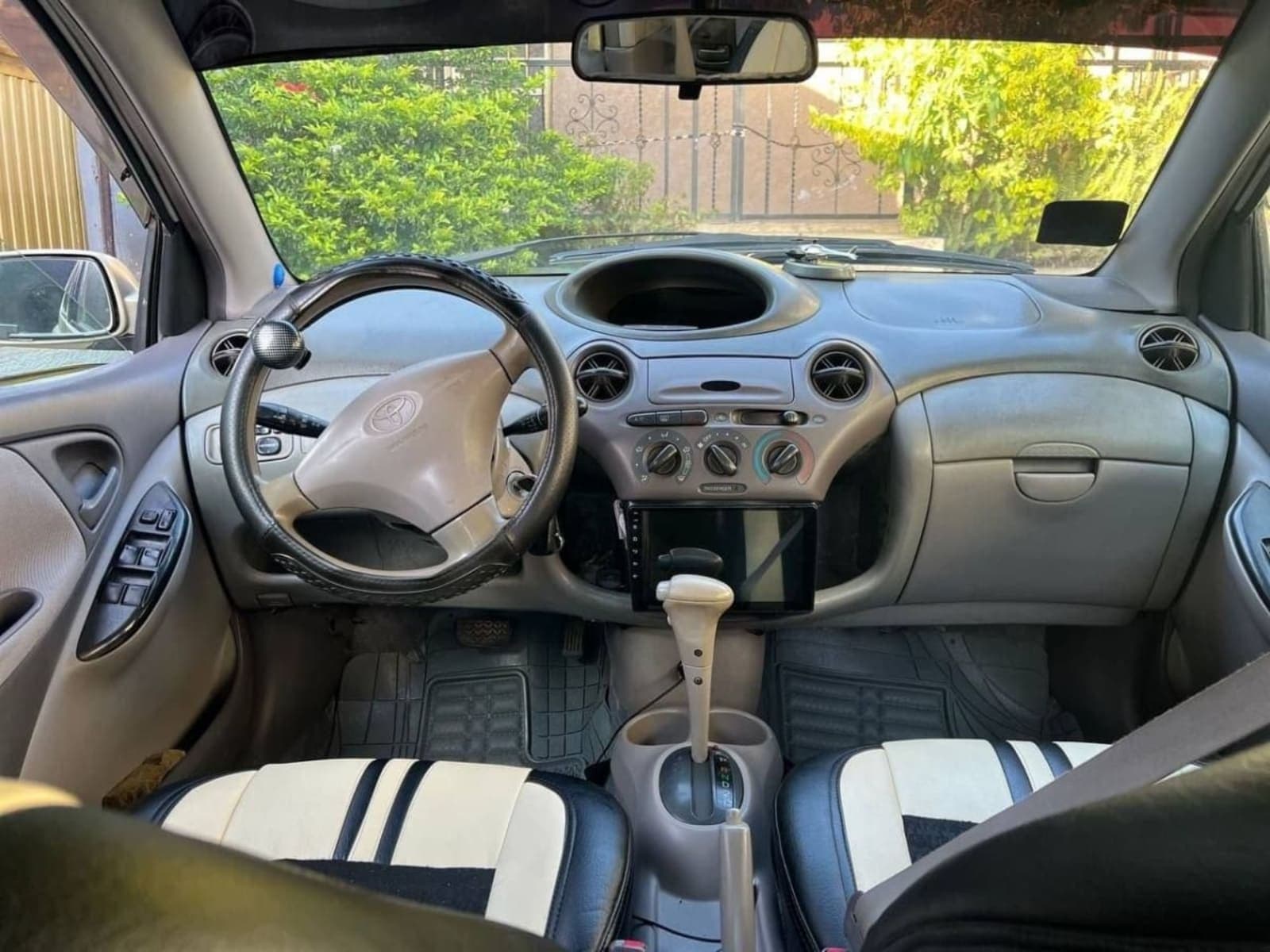 2001 Toyota Platz — photo 3