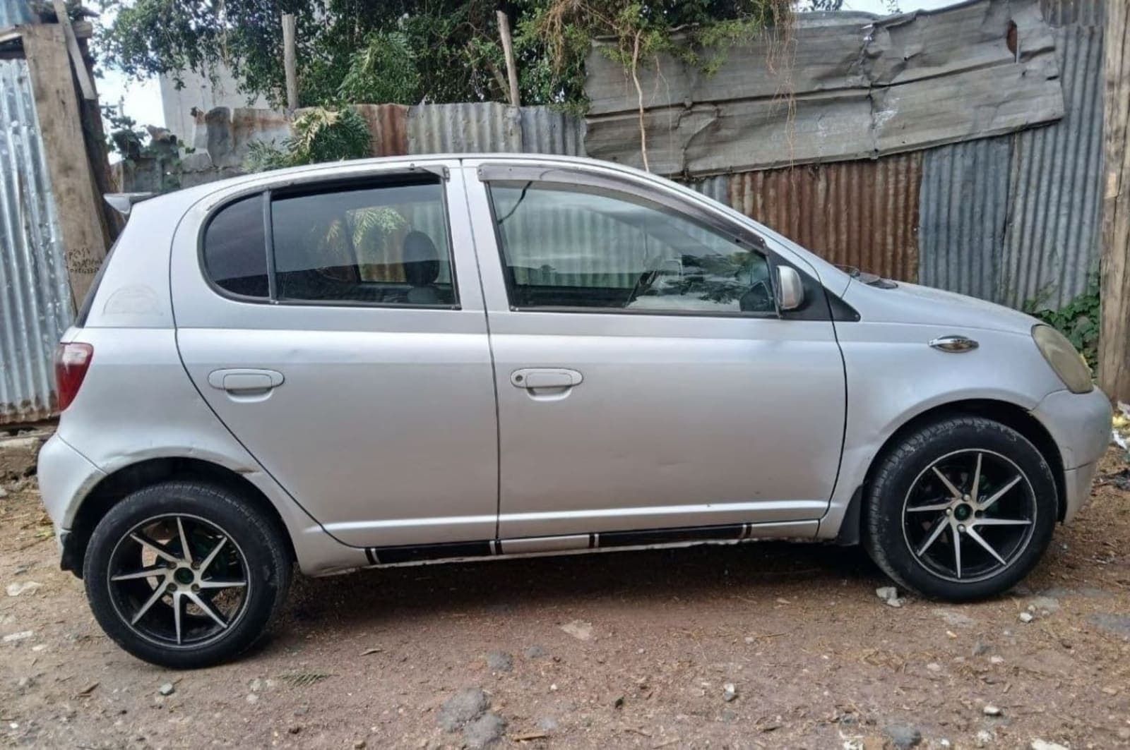 2001 Toyota Vitz — photo 4