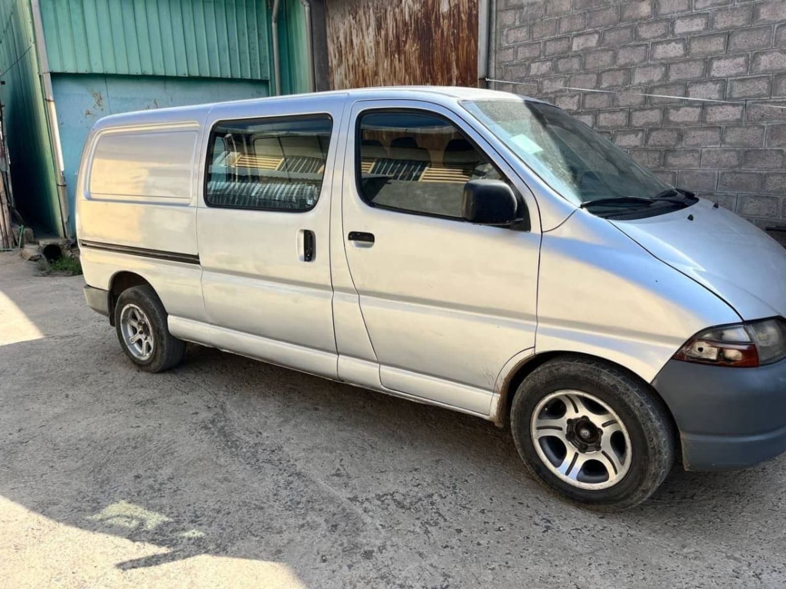 2001 Toyota Hiace Dolphin — photo 3