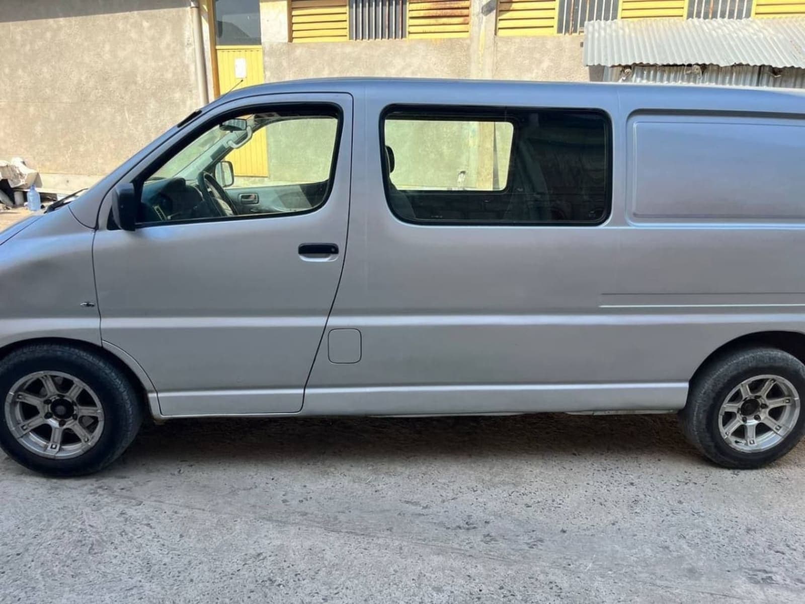 2001 Toyota Hiace Dolphin — photo 4