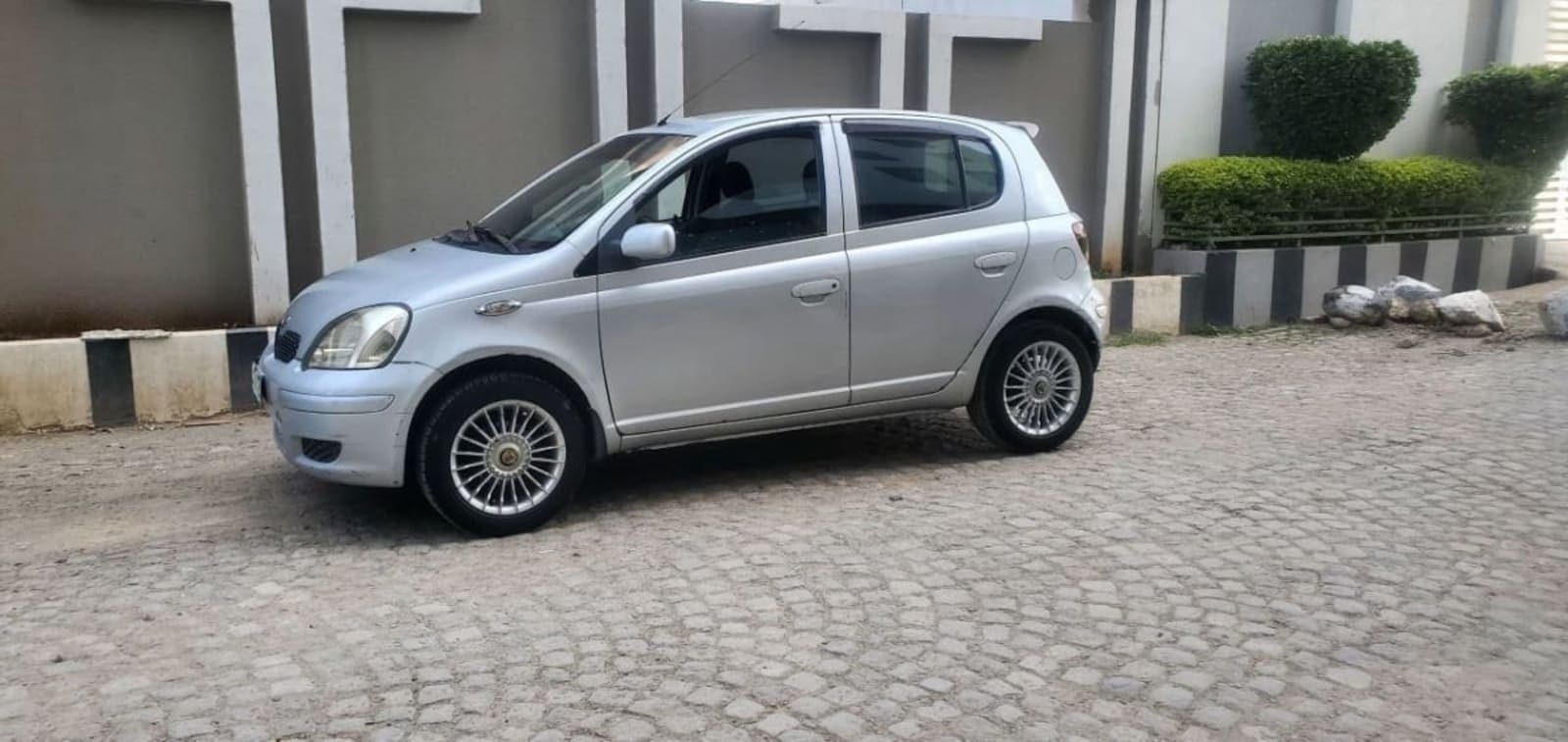 2002 Toyota Vitz — photo 2