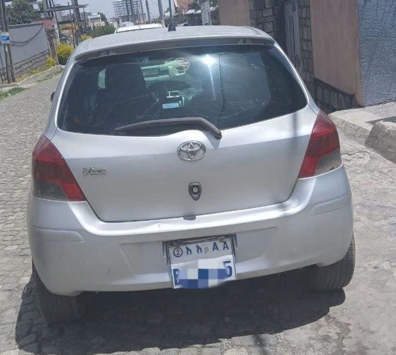 2010 Toyota Yaris Compact โ photo 2