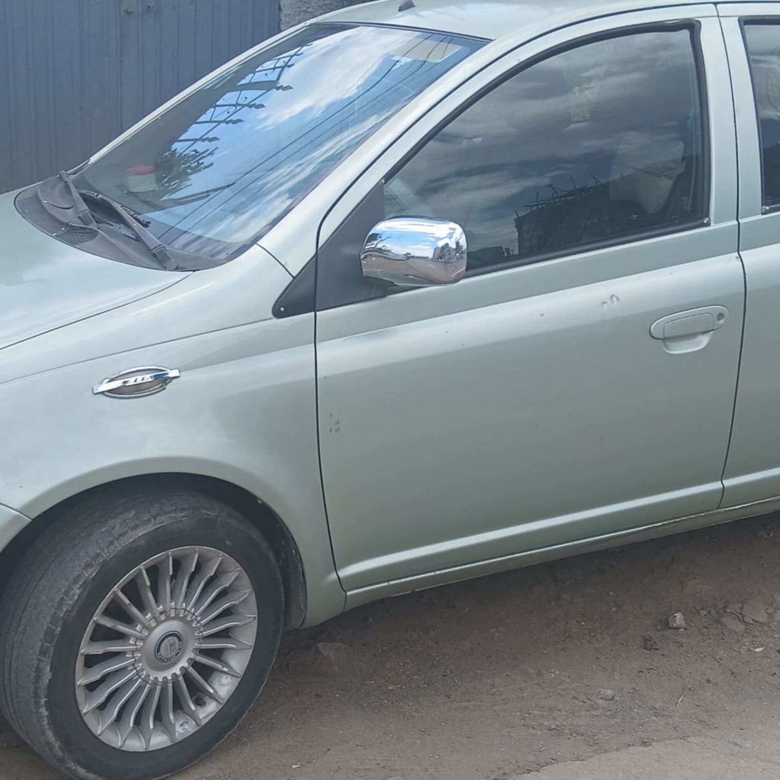 2001 Toyota Vitz — photo 7