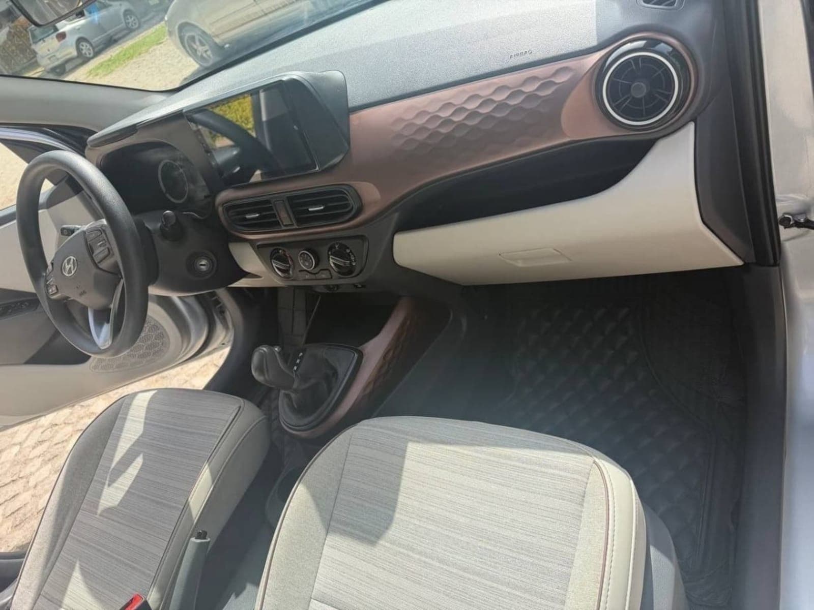 2022 Hyundai Grand i10 — photo 2