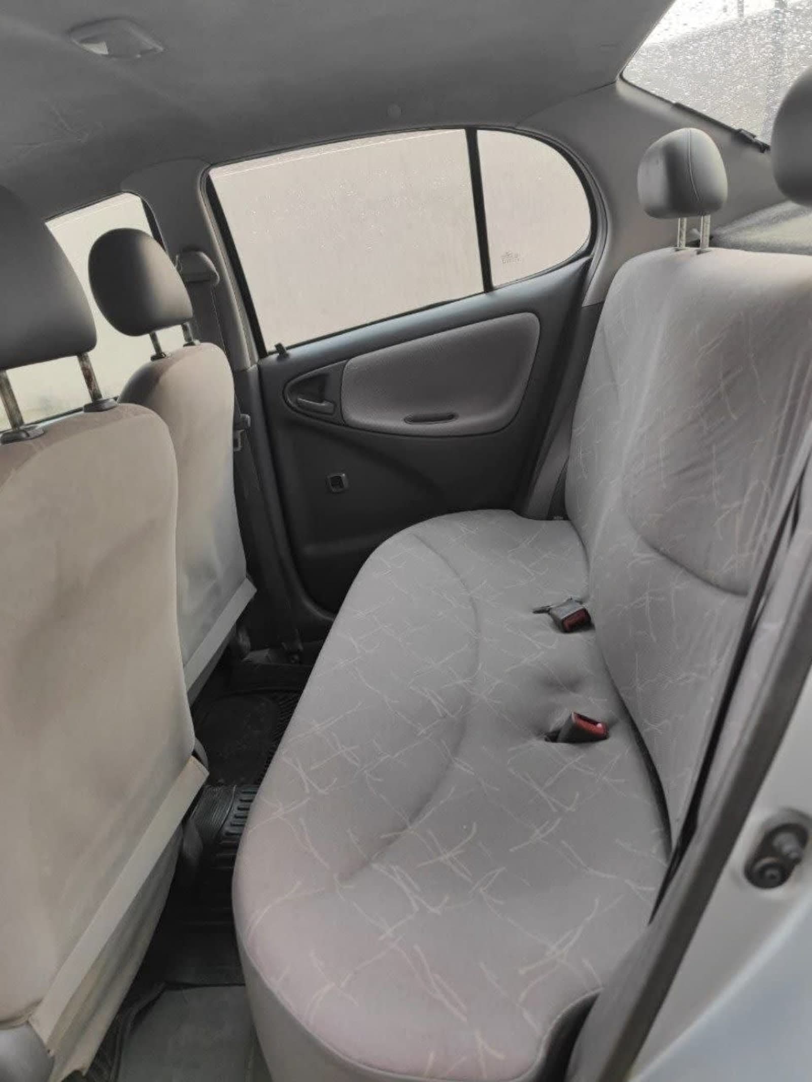 2001 Toyota Platz — photo 3