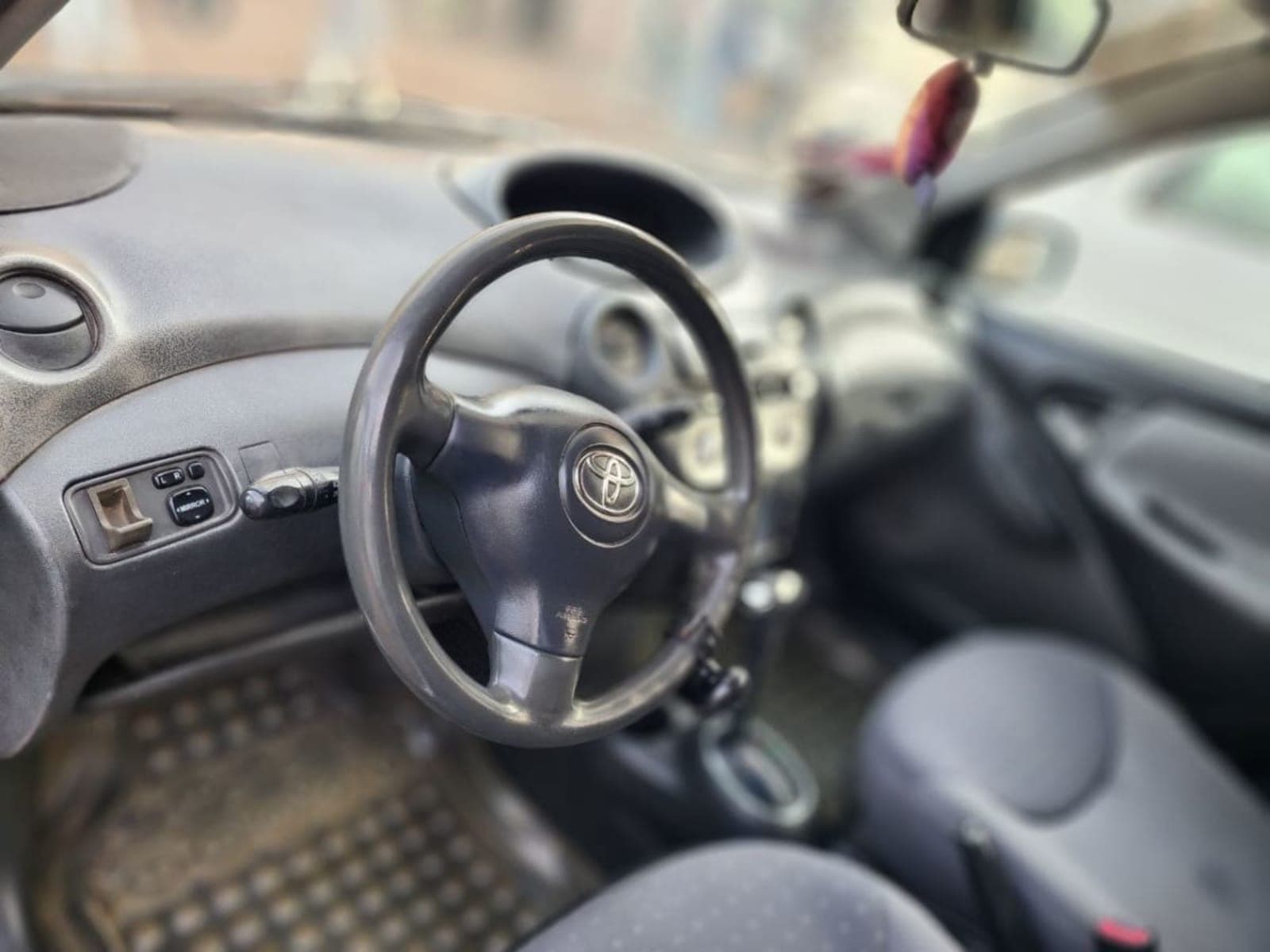 2004 Toyota Vitz — photo 2