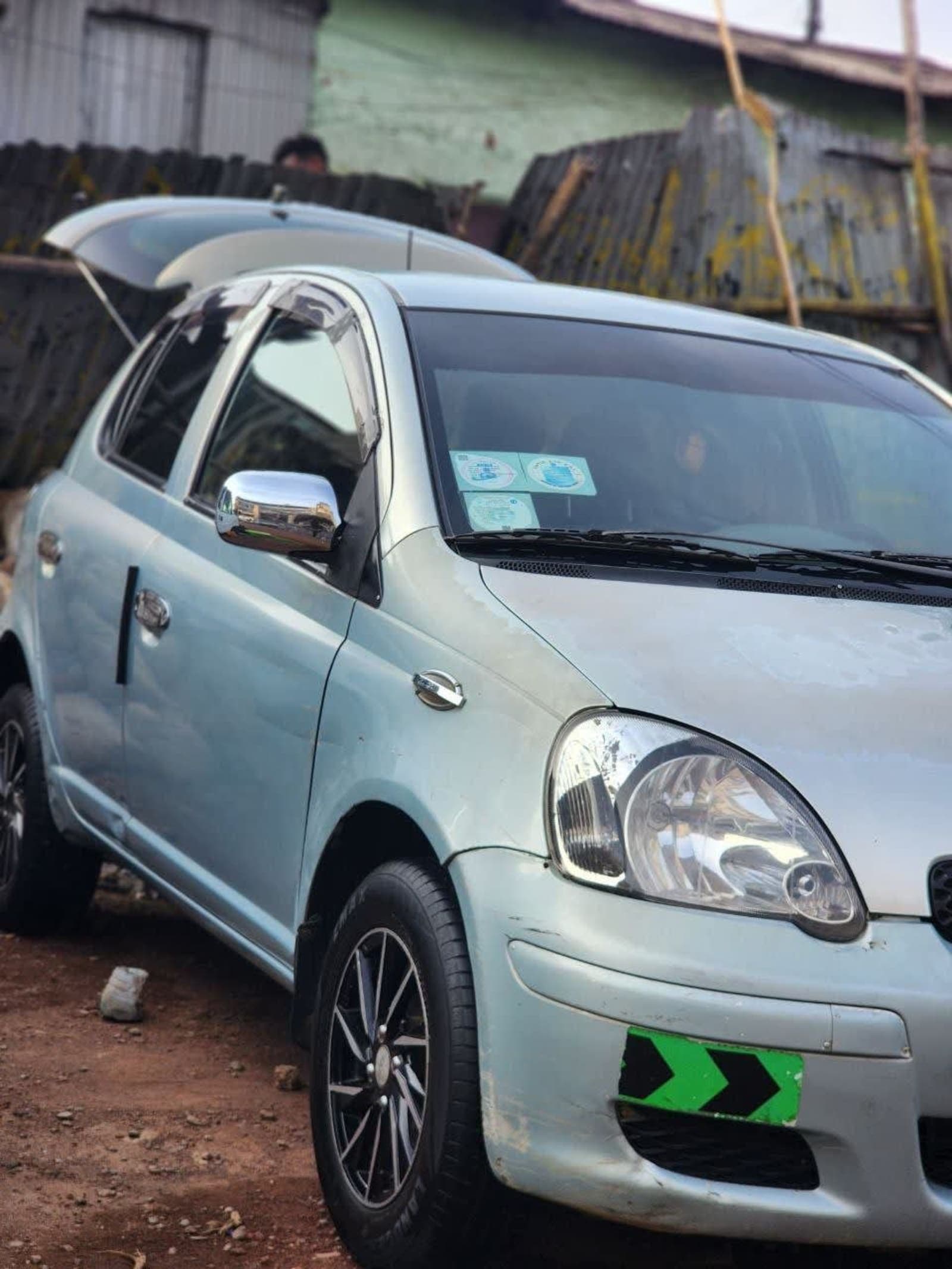 2004 Toyota Vitz — photo 4