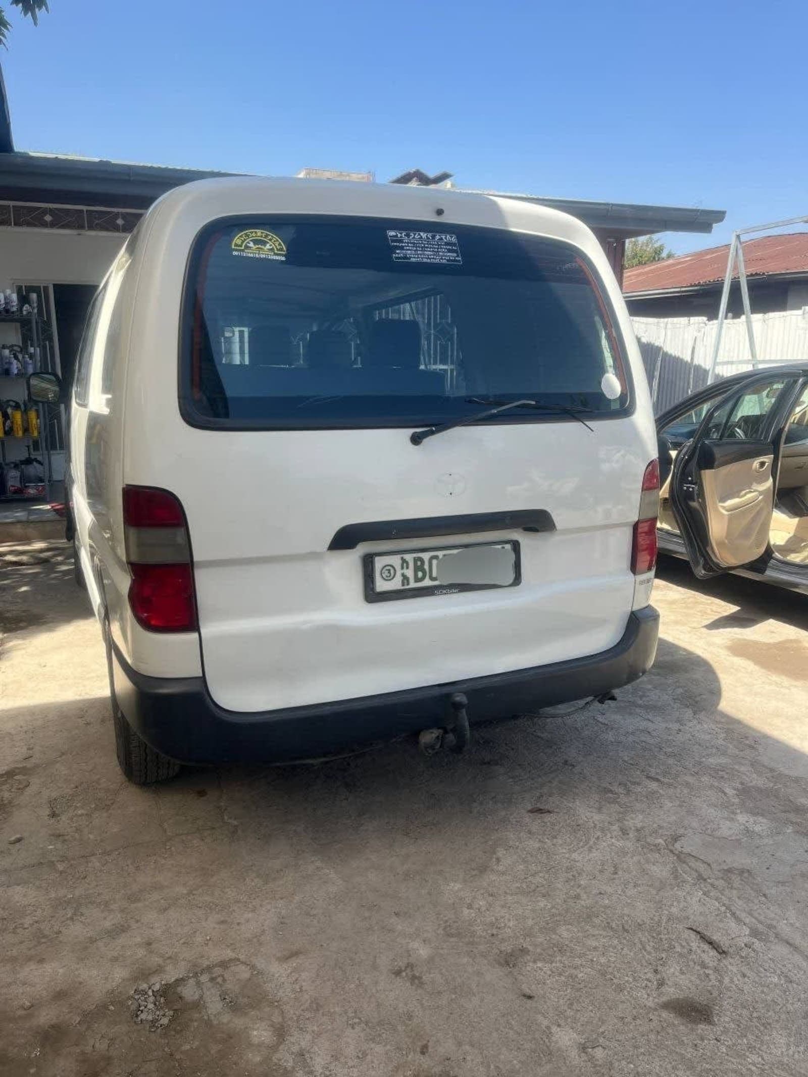 2006 Toyota Hiace shark — photo 2
