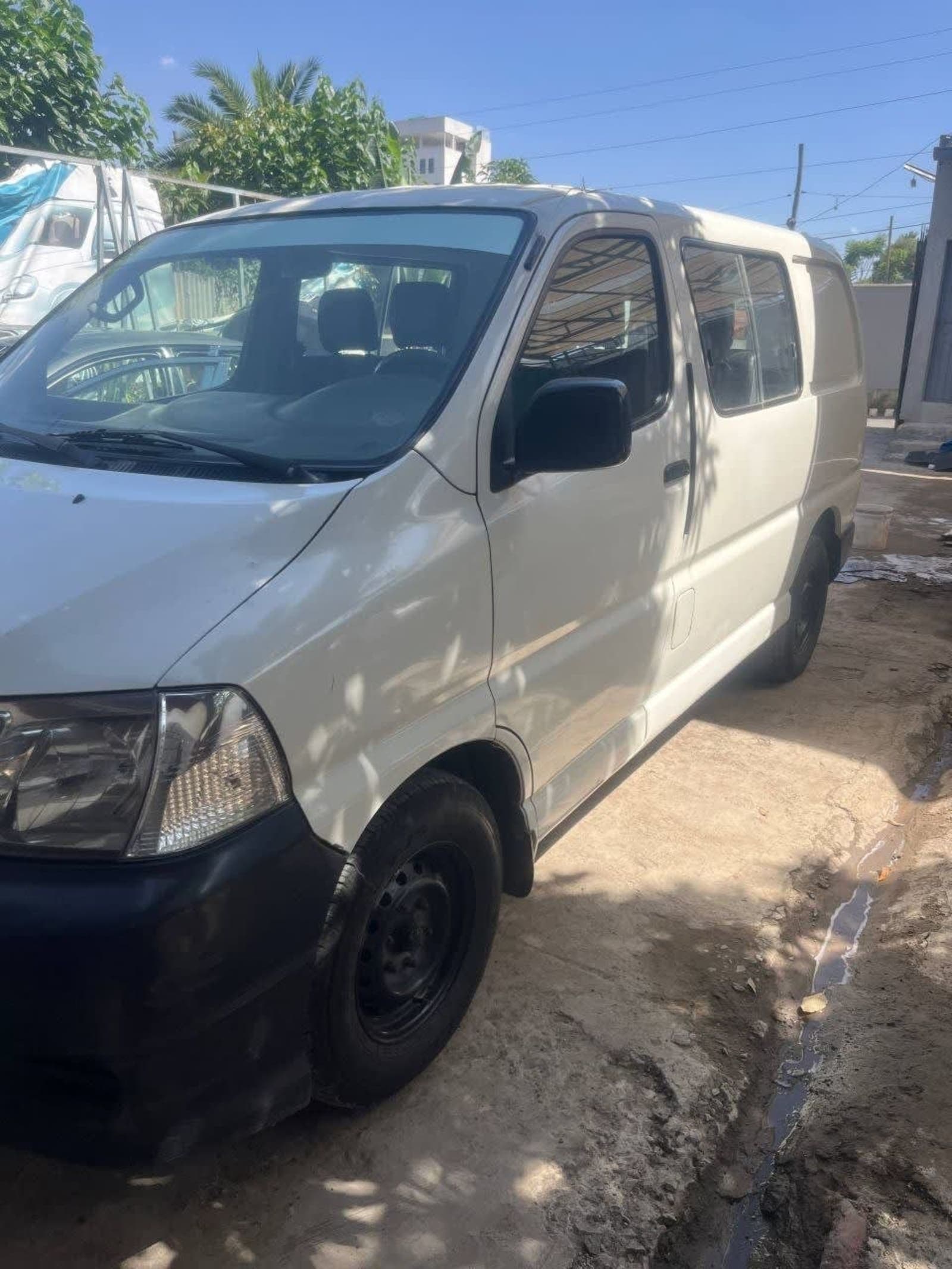 2006 Toyota Hiace shark — photo 5