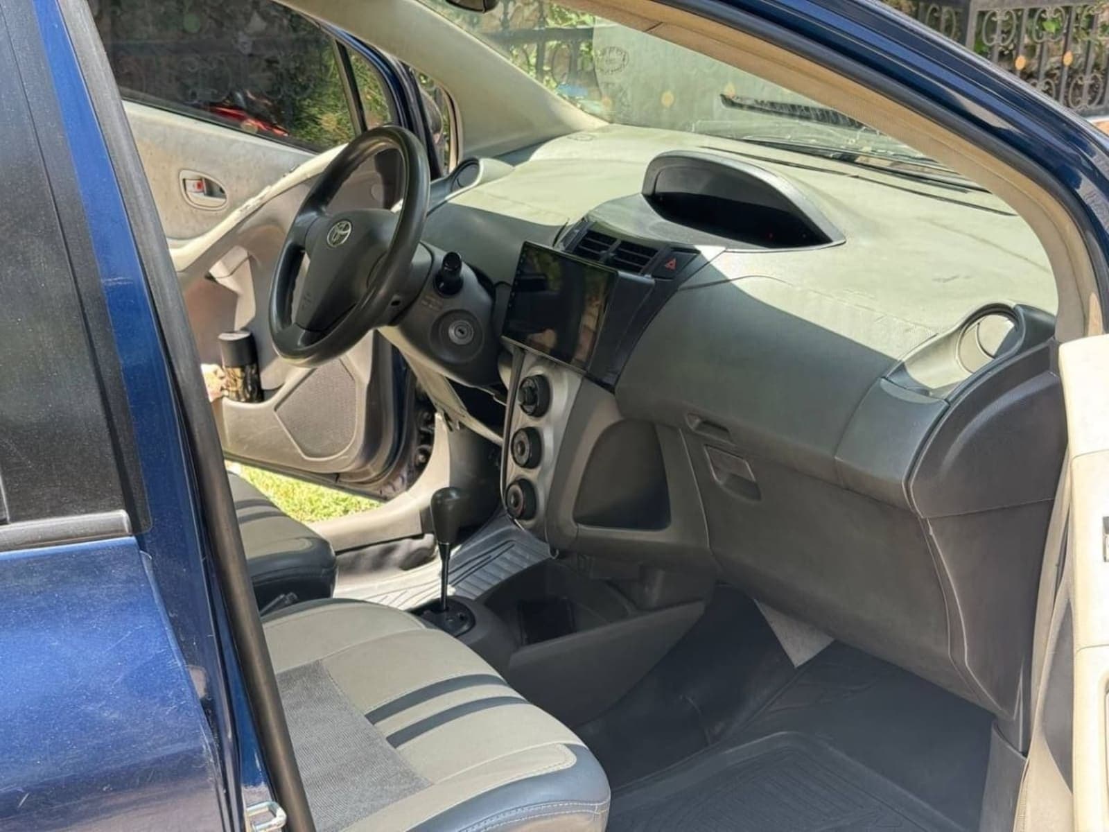 2010 Toyota Yaris compact — photo 3