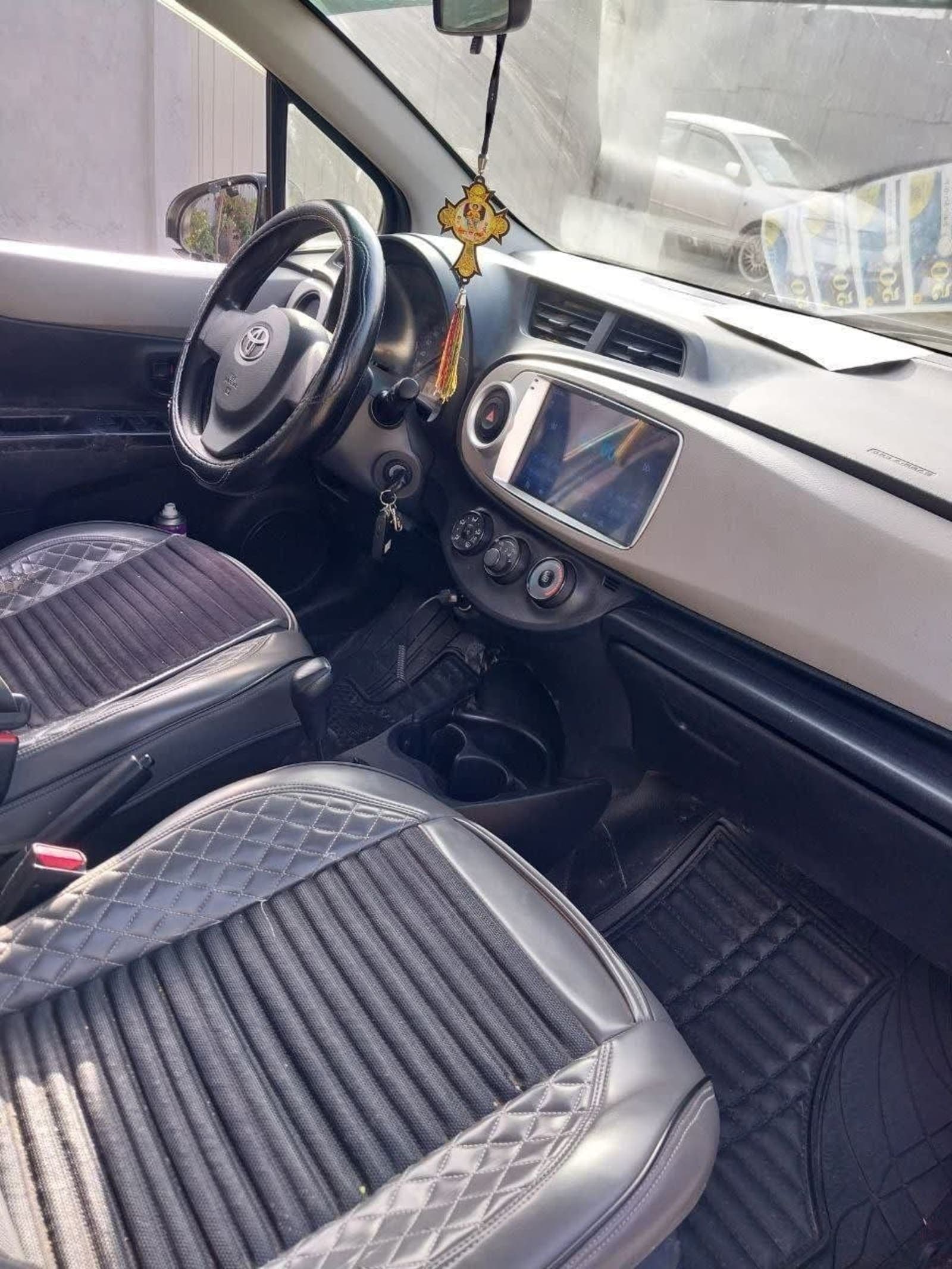 2014 TOYOTA YARIS — photo 2