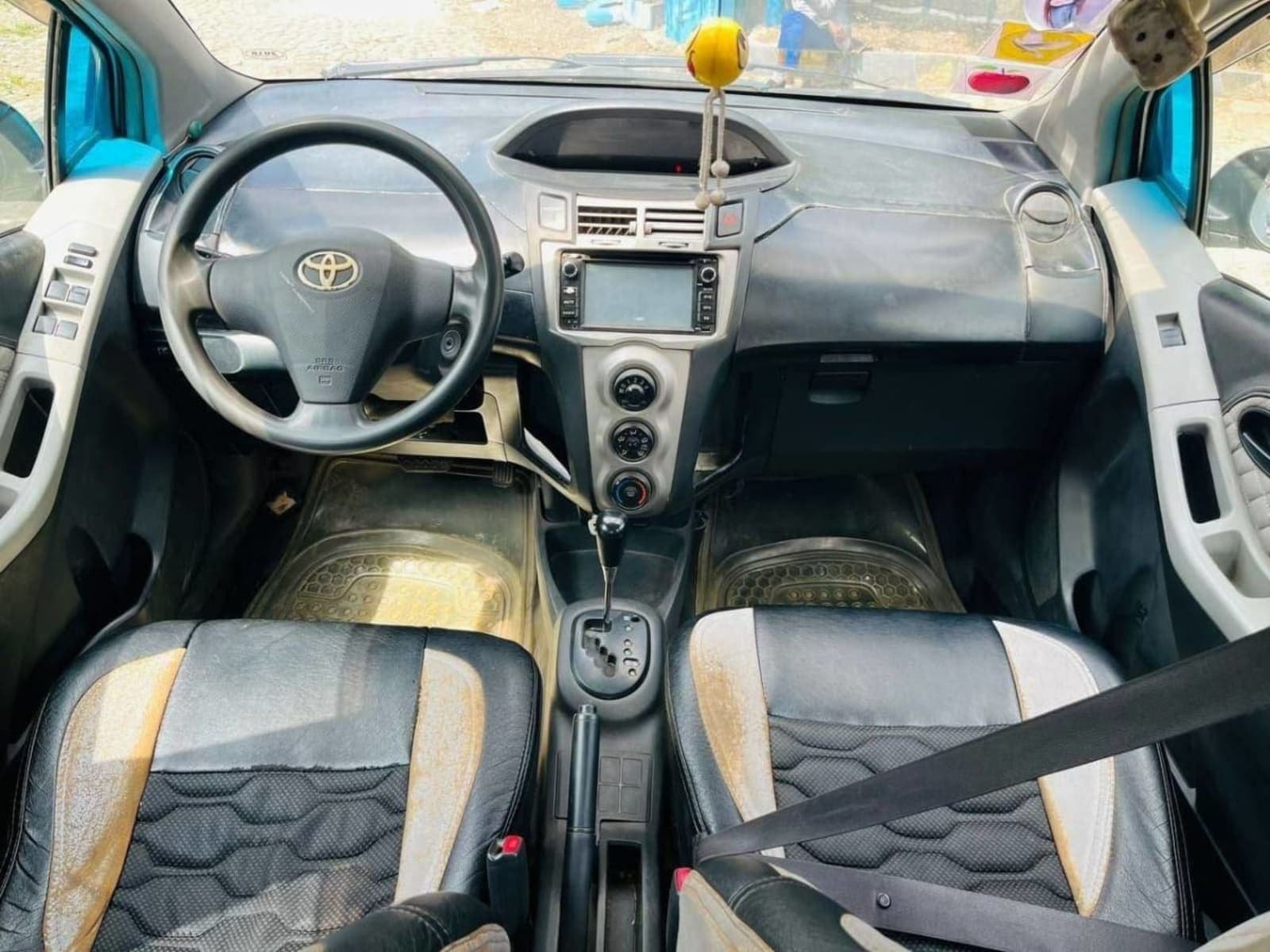 2010 Toyota Yaris Compact — photo 3