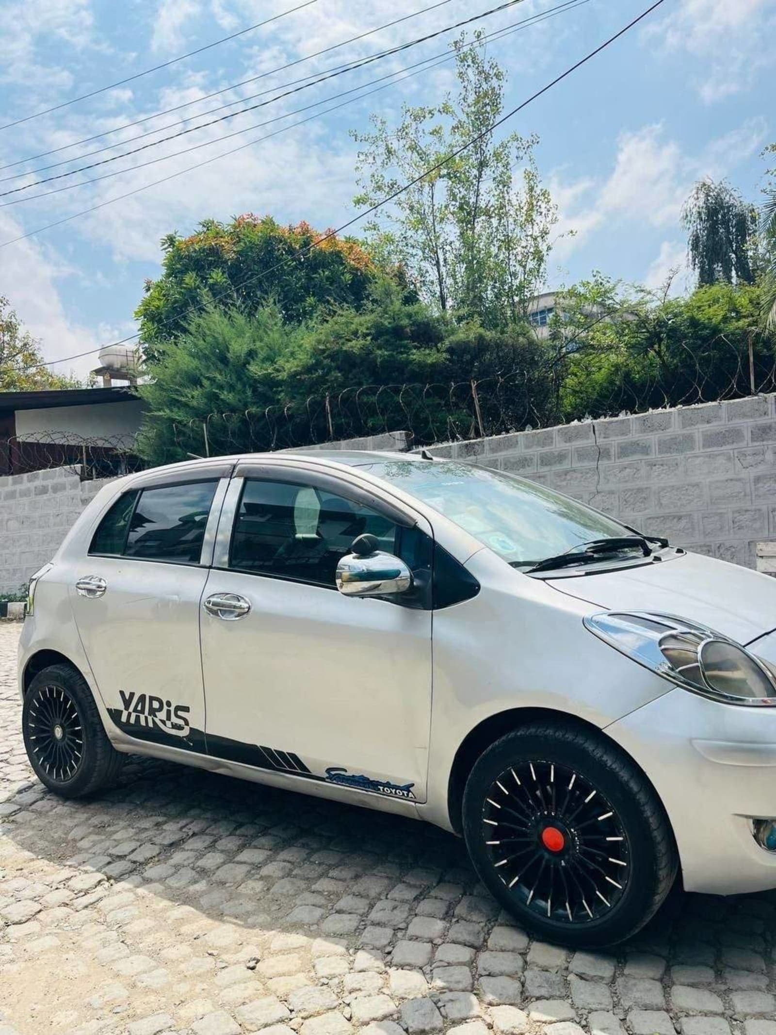 2010 Toyota Yaris Compact — photo 4