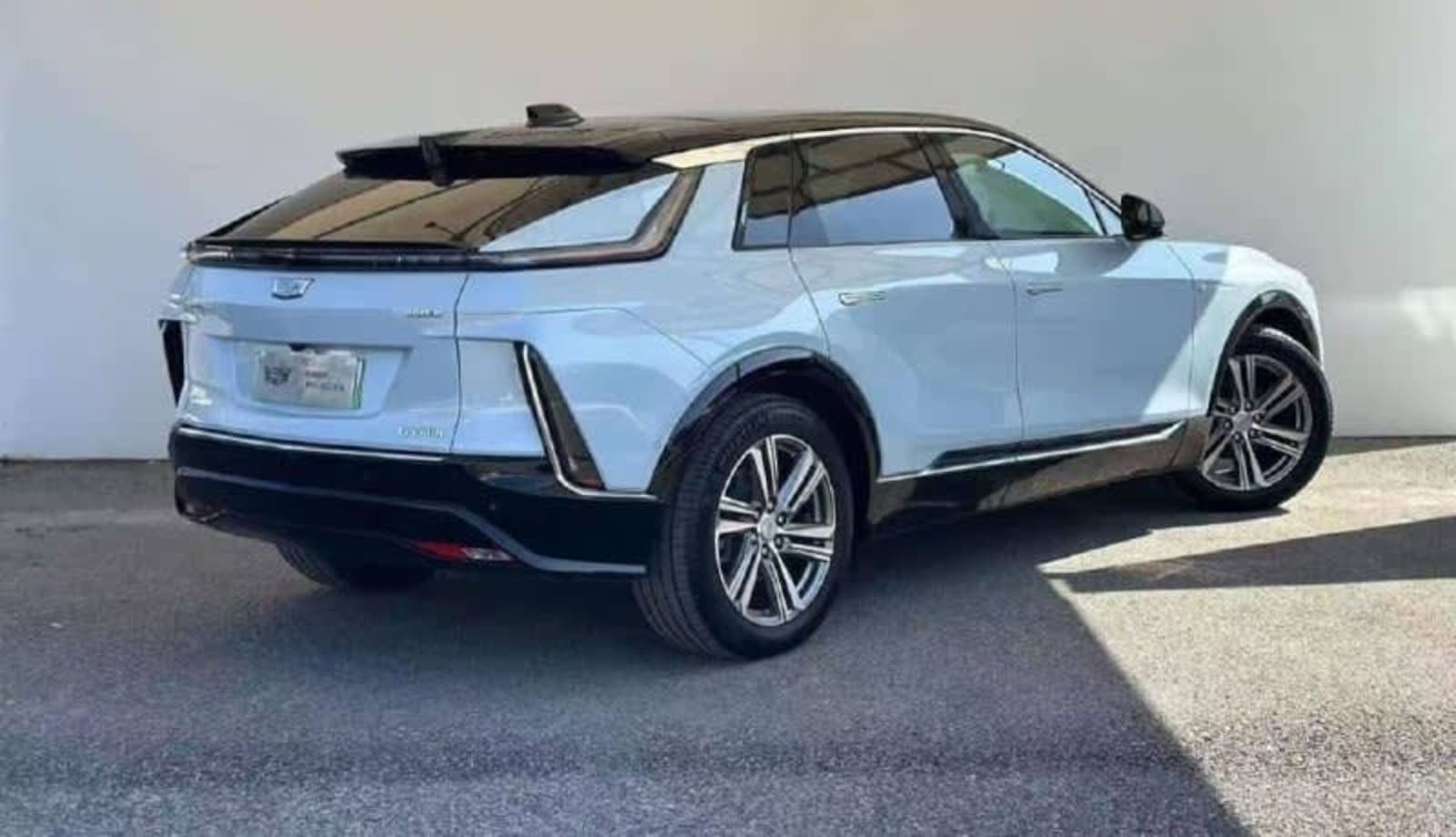 2024 Cadillac Lyriq — photo 2