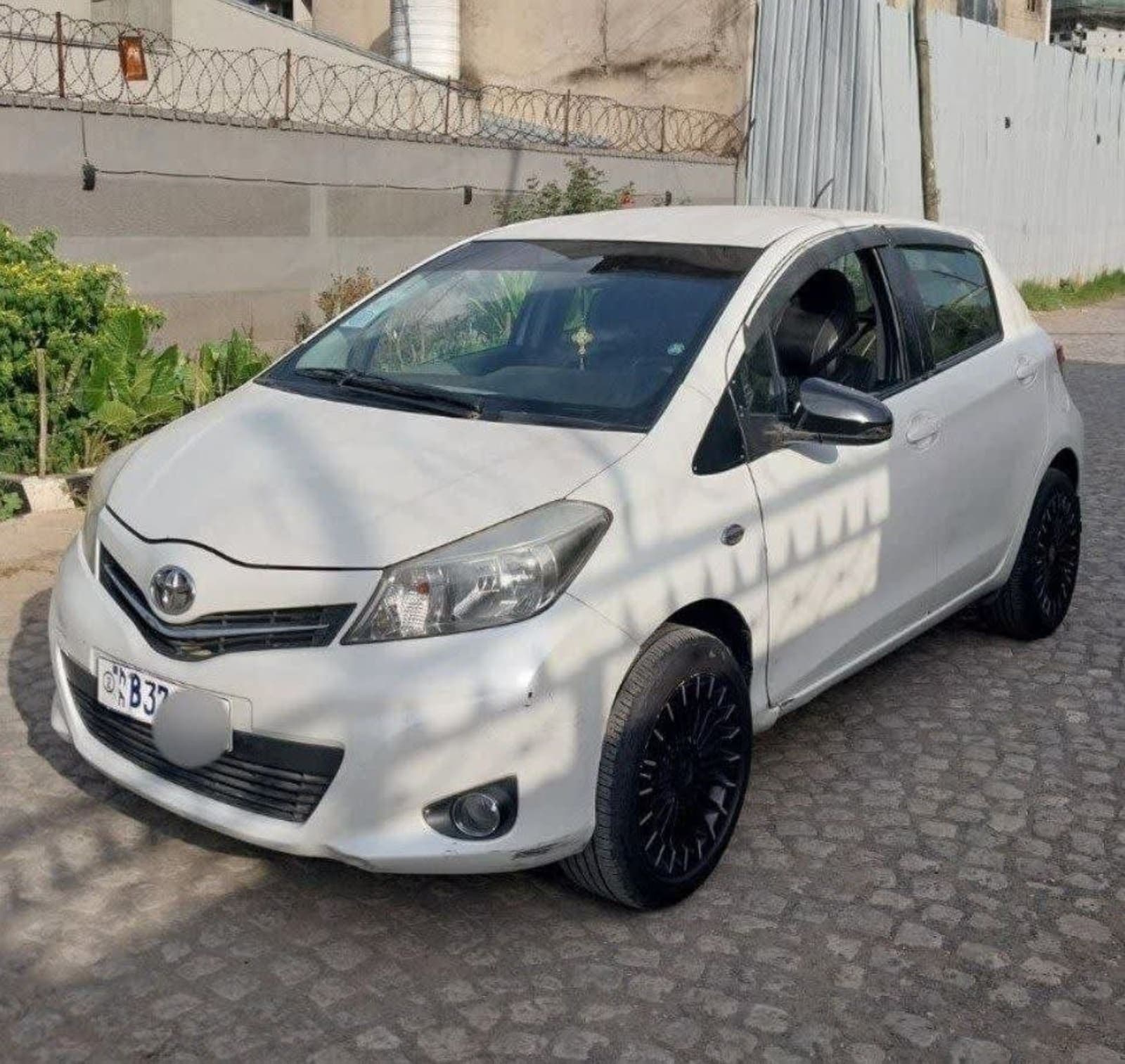 2014 Toyota YARIS Joila — photo 3