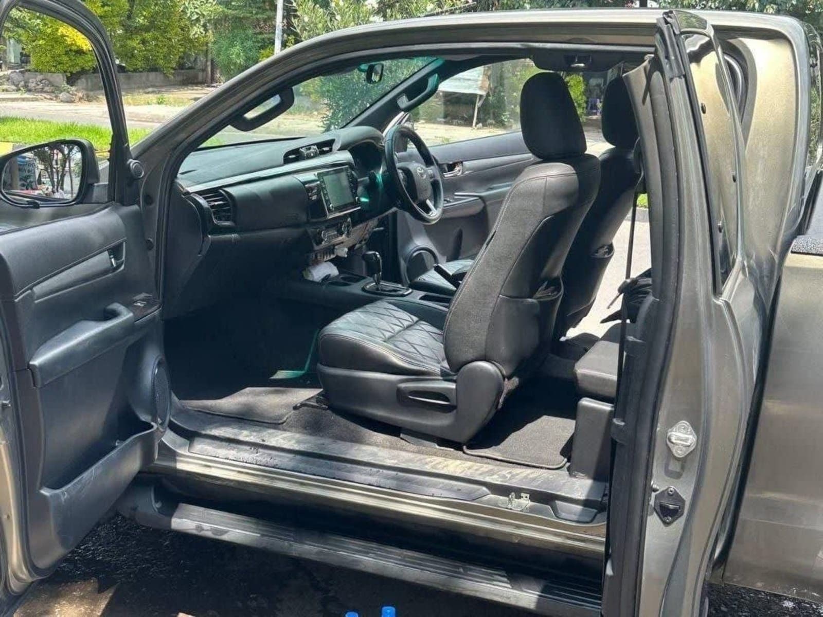 2021 Toyota Invincible King Cab — photo 2