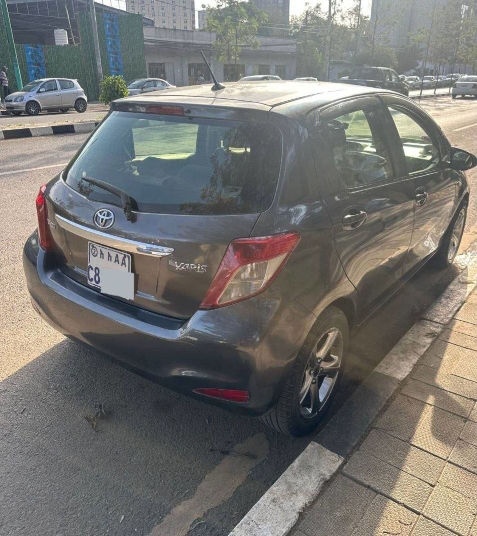 2012 Toyota Yaris compact — photo 2