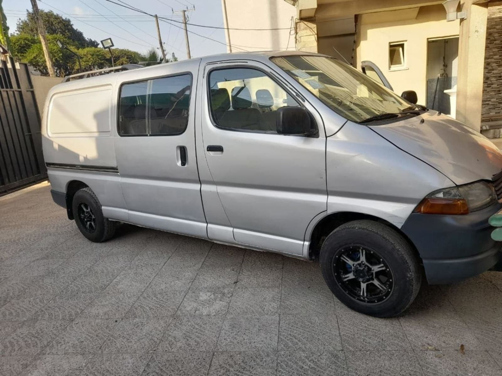 2003 Toyota D4D van — photo 3
