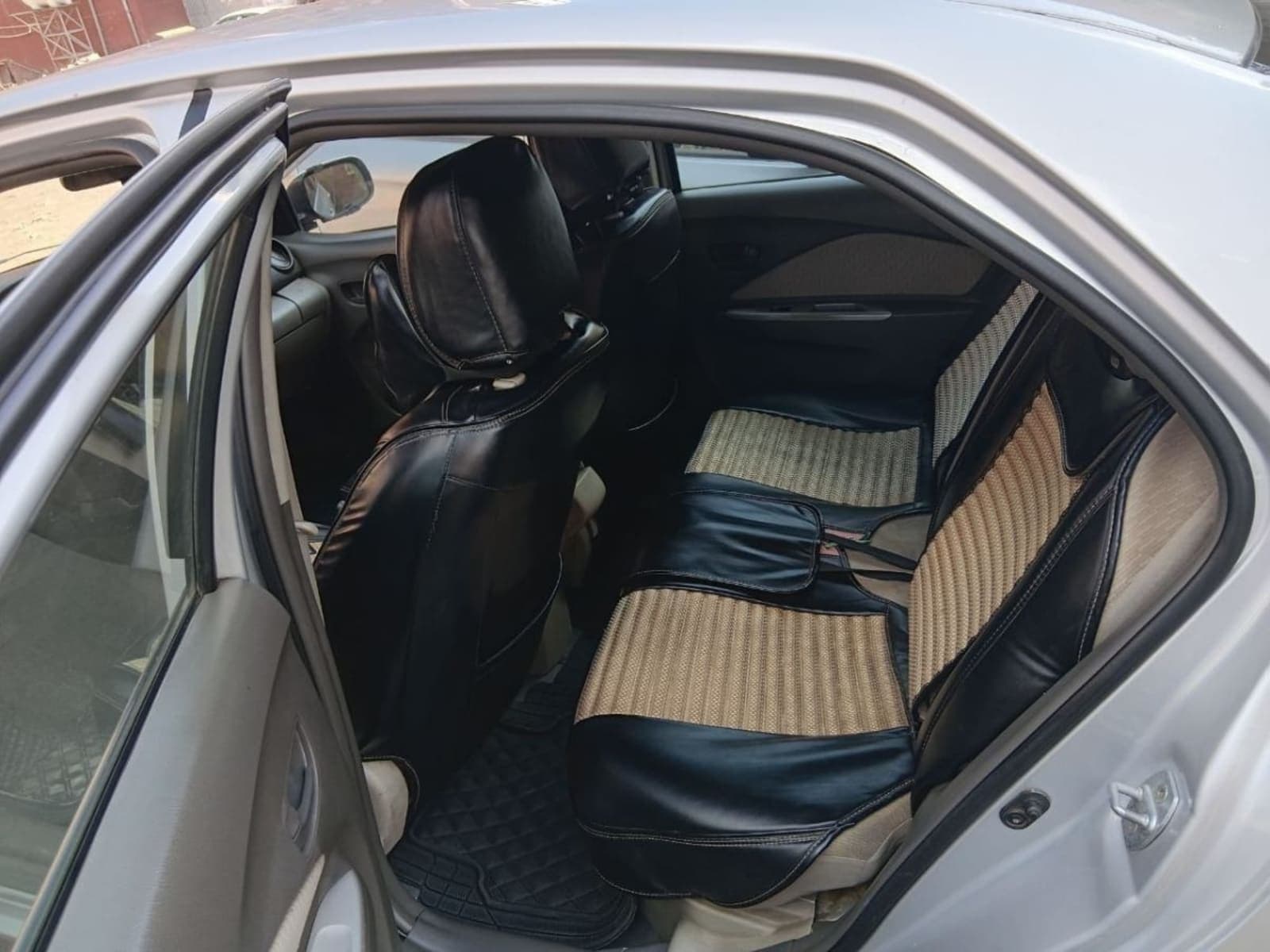 2010 Toyota Yaris Belta — photo 3