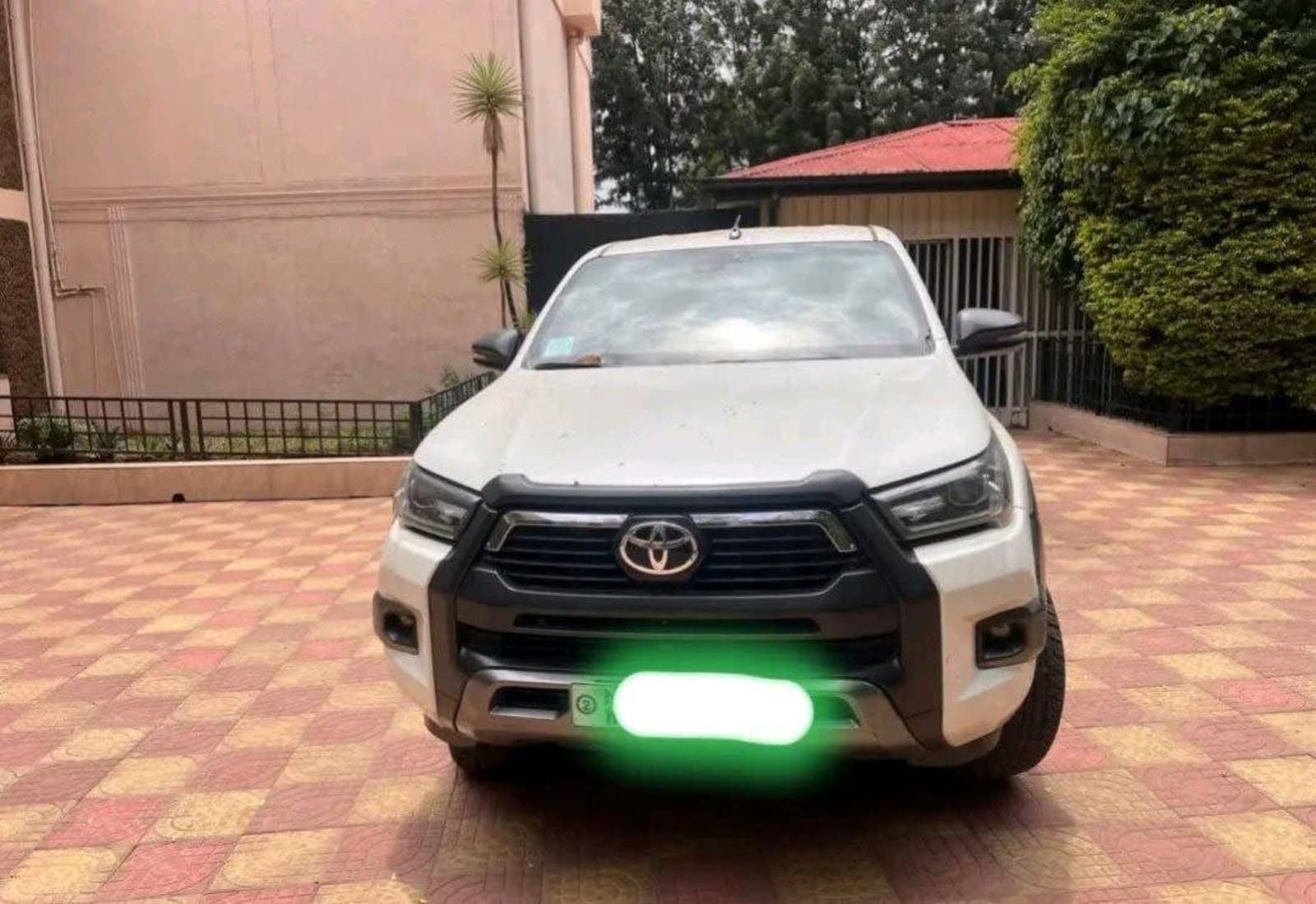 2021 Toyota Hilux Invincible โ photo 3