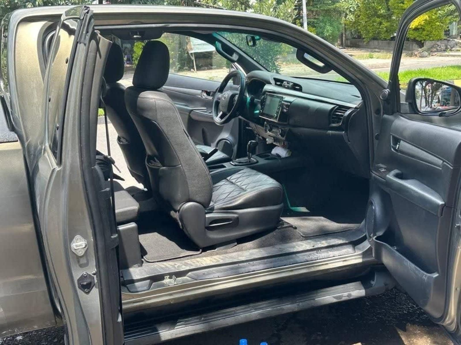2021 Toyota Invincible King Cab — photo 2