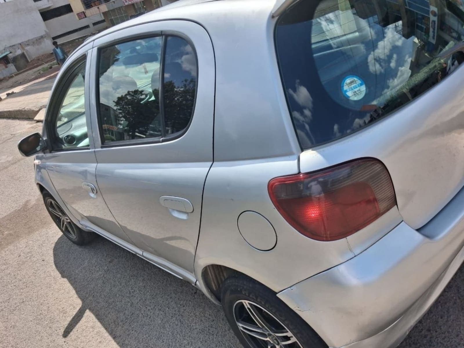 2001 Toyota Vitz — photo 2