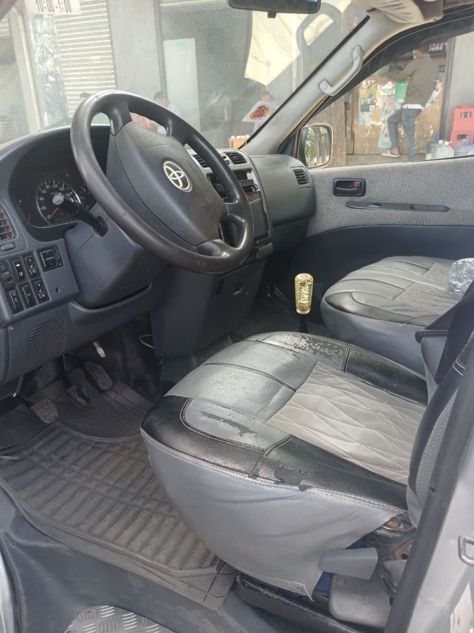 2009 Toyota Hiace Dolphin — photo 3