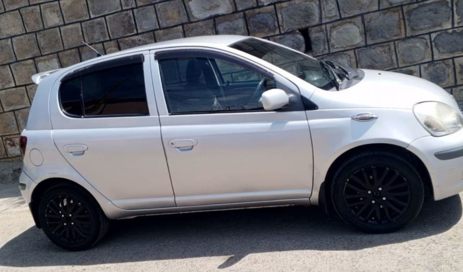2004 Toyota Vitz — photo 2