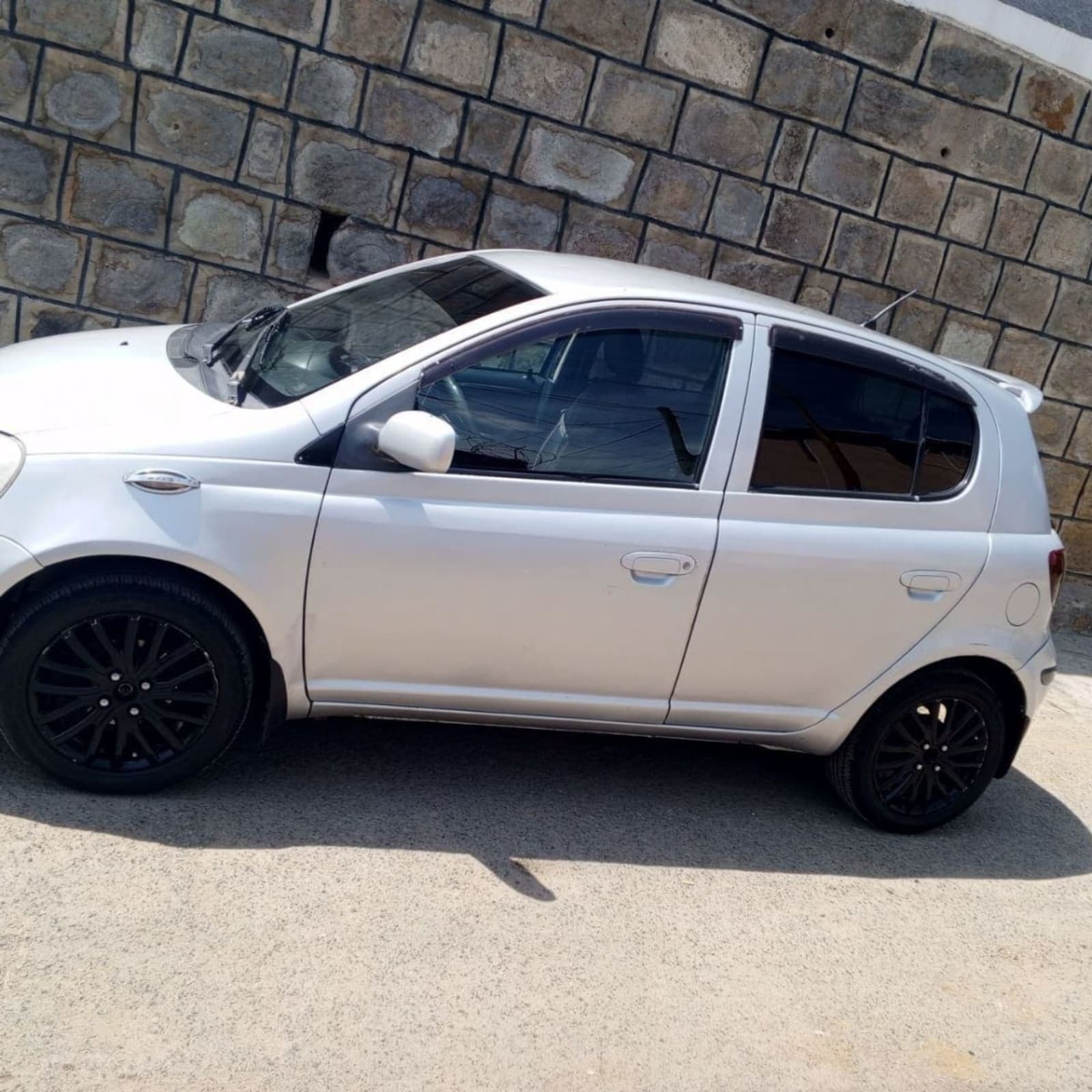 2004 Toyota Vitz — photo 4
