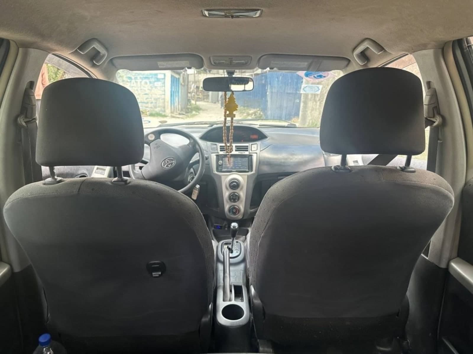 2010 Toyota Yaris — photo 1