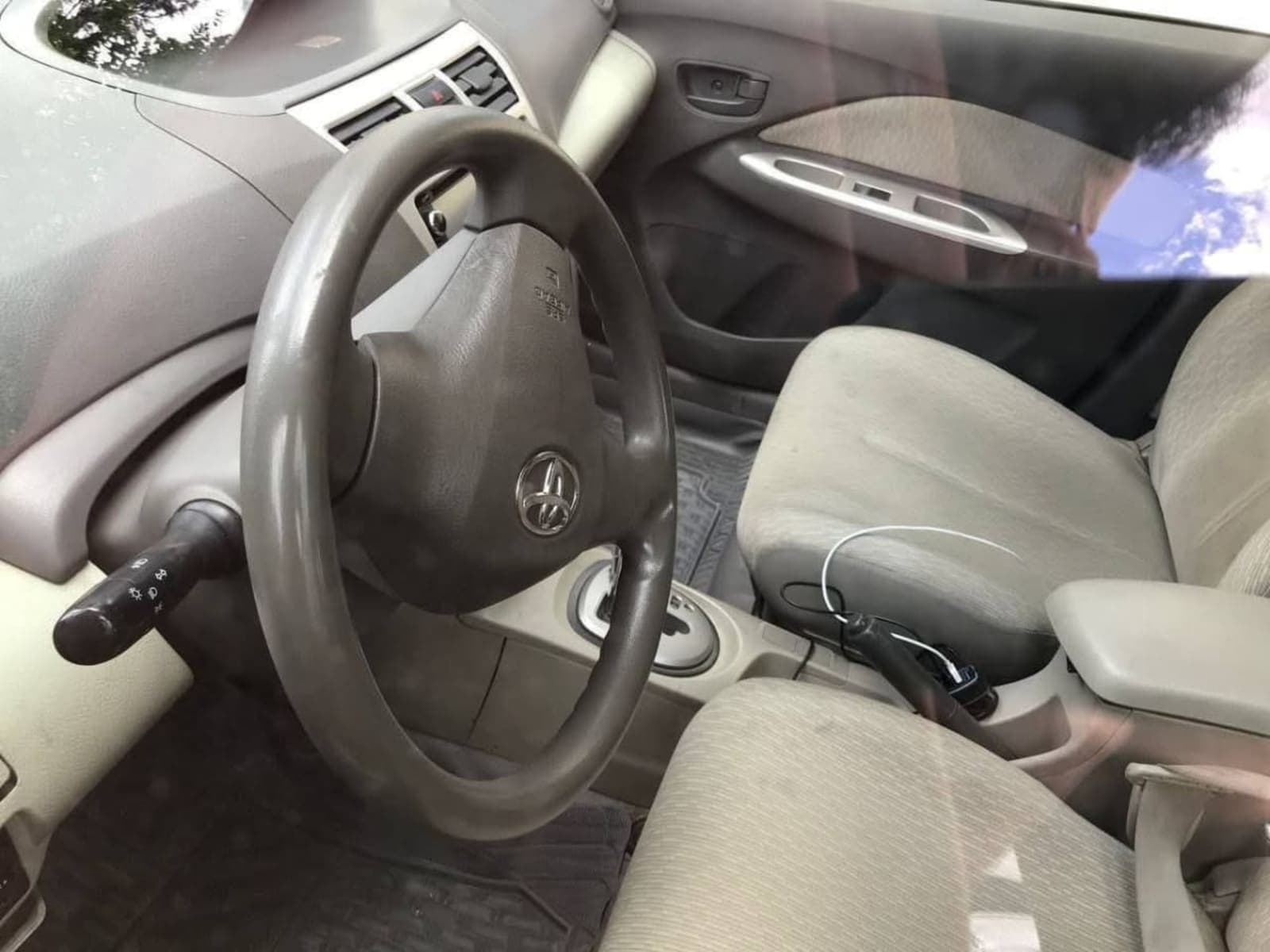 2010 Toyota Yaris Belta — photo 2