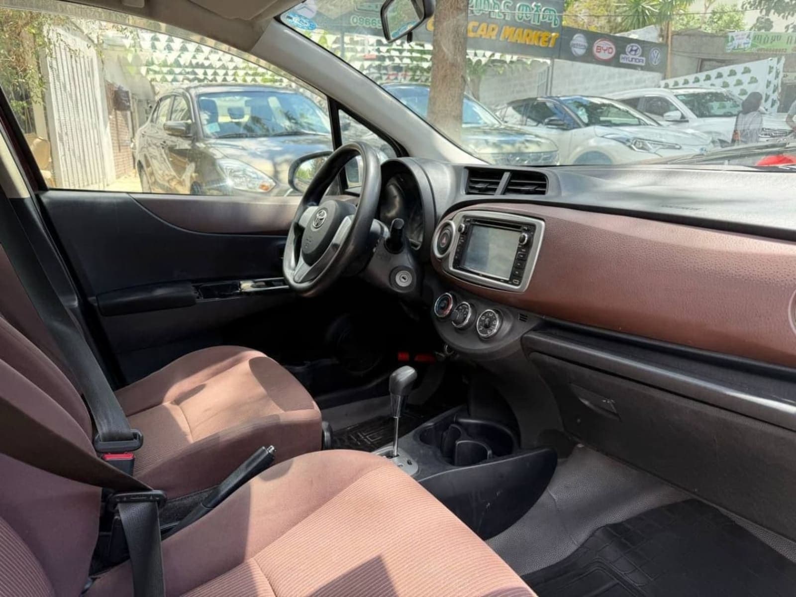 2011 Toyota Yaris Compact — photo 3
