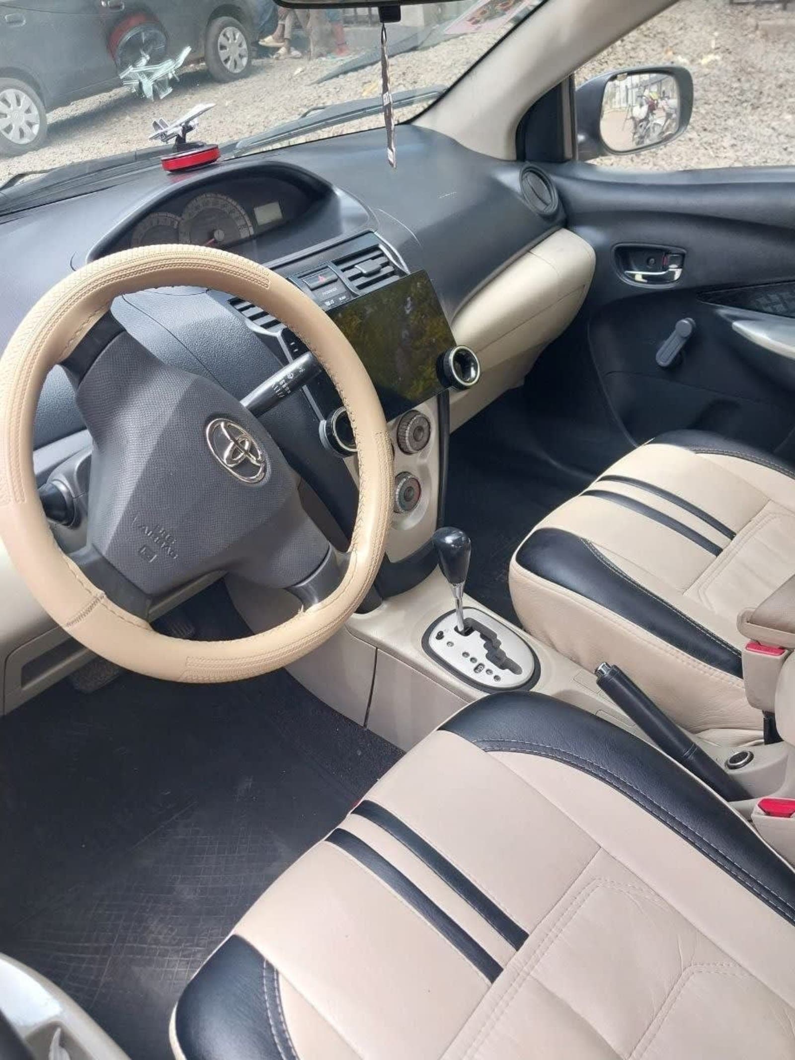 2008 Toyota Yaris Sedan — photo 2