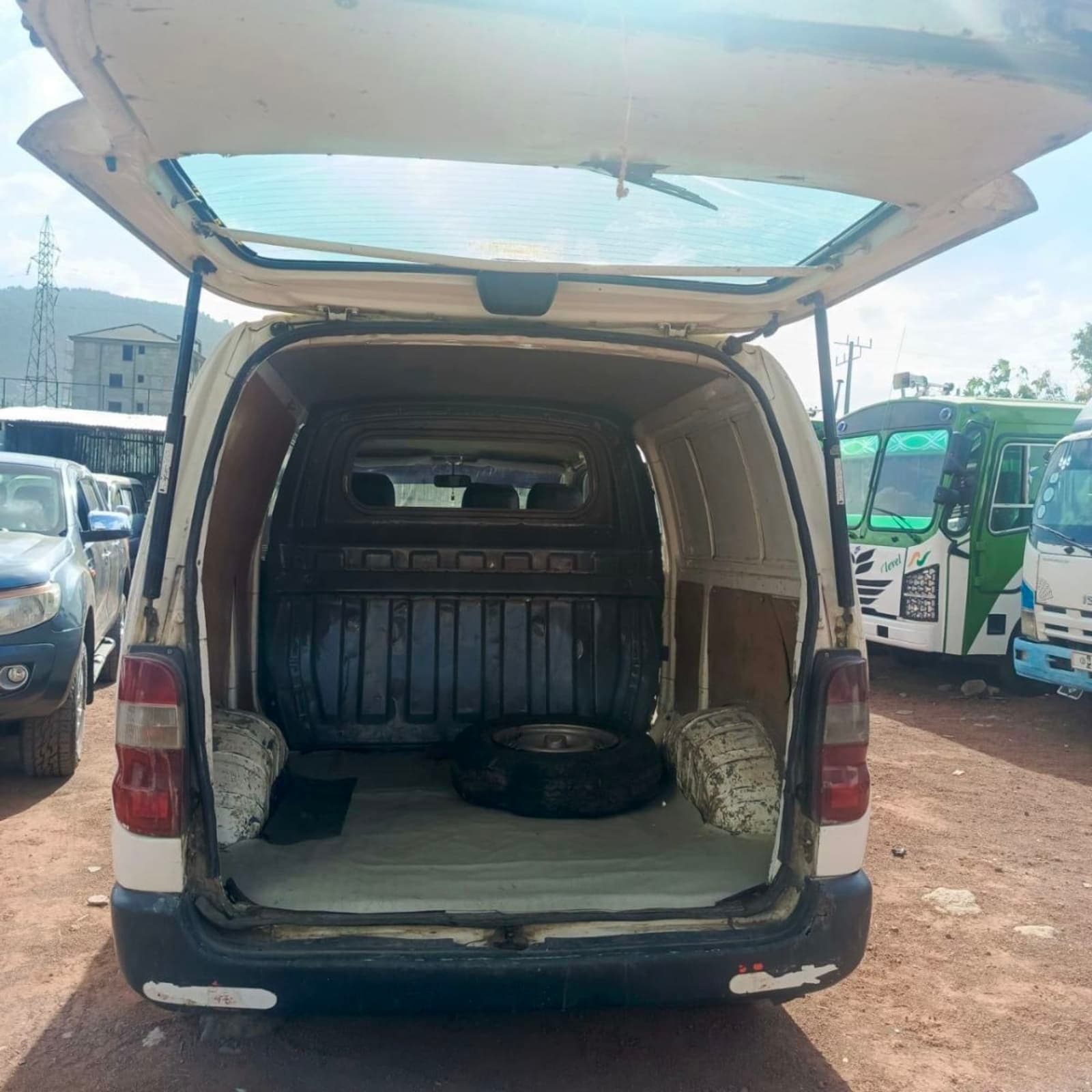 2000 Toyota Hiace — photo 2