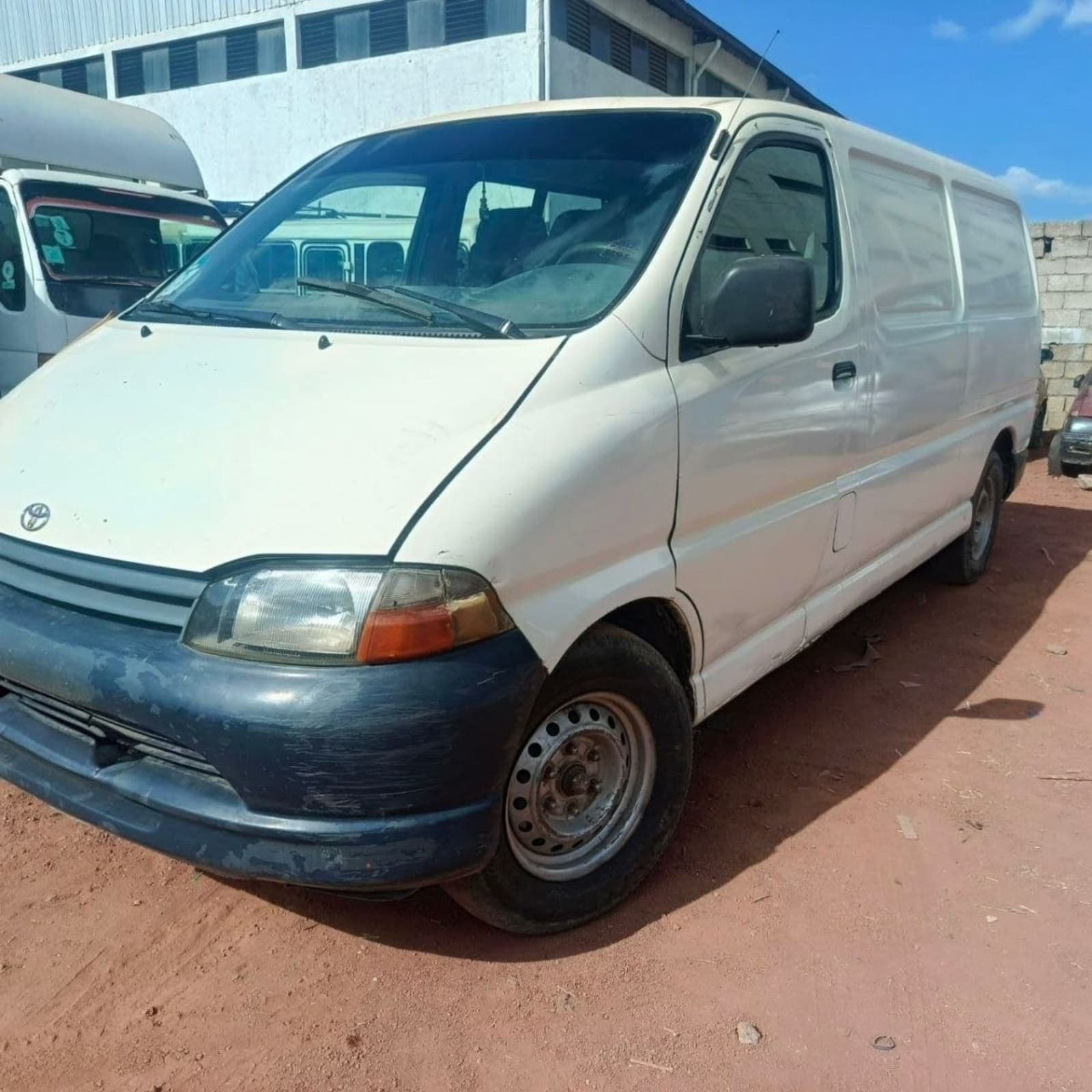 2000 Toyota Hiace — photo 6